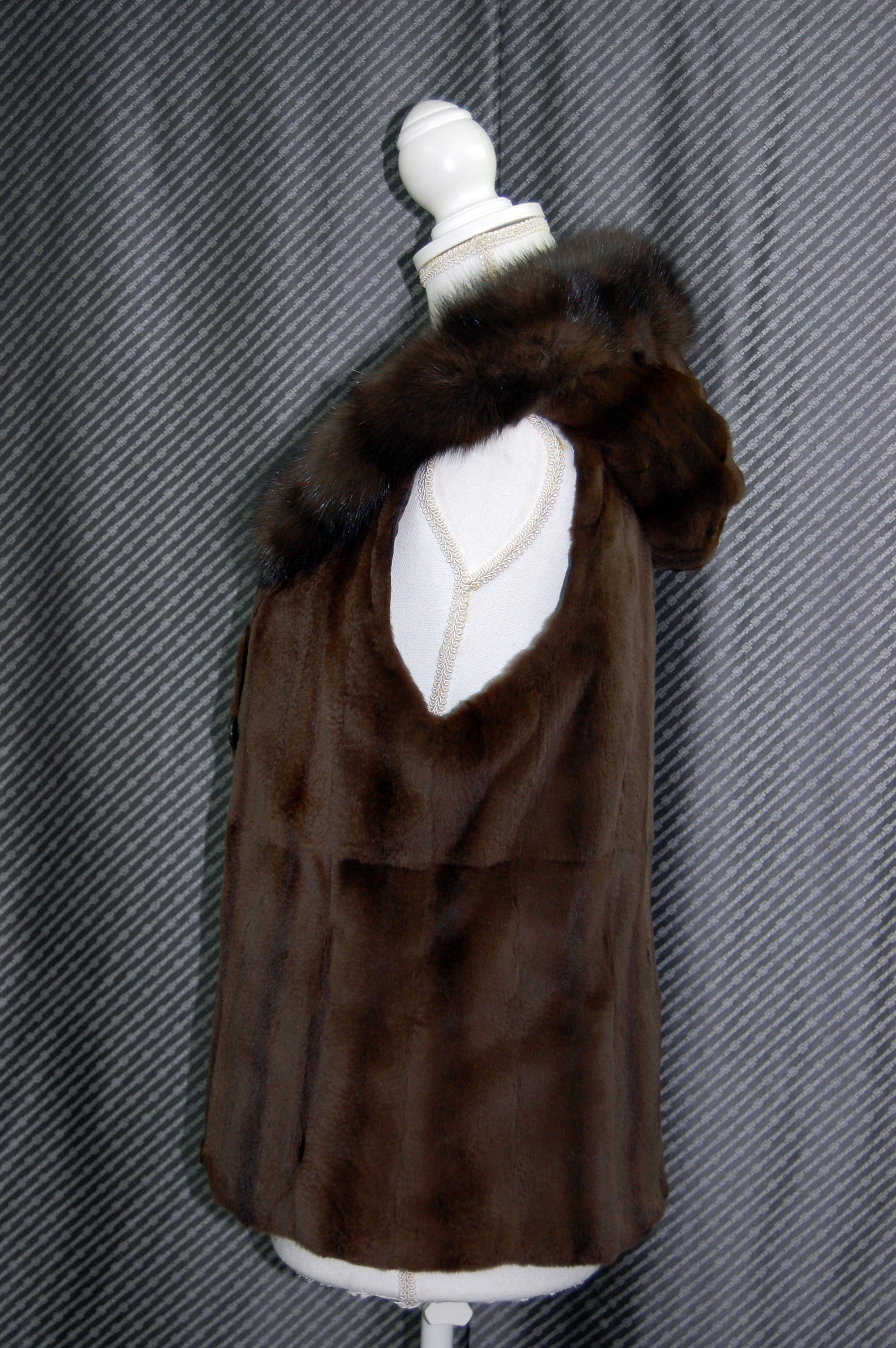 プラックトウィーゼル＆シルク刺しゅう リバーシブルベスト