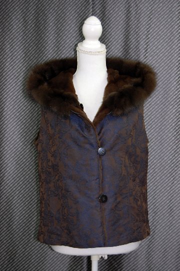 プラックトウィーゼル＆シルク刺しゅう　リバーシブルベスト　ロシアンセーブルトリムの画像