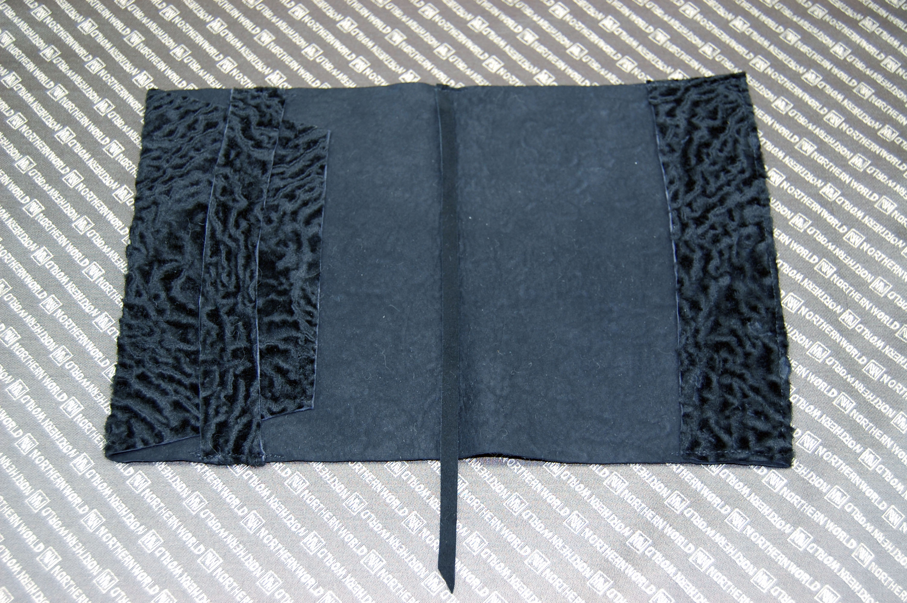 シェアードラム　ブックカバー（文庫本サイズ）の画像