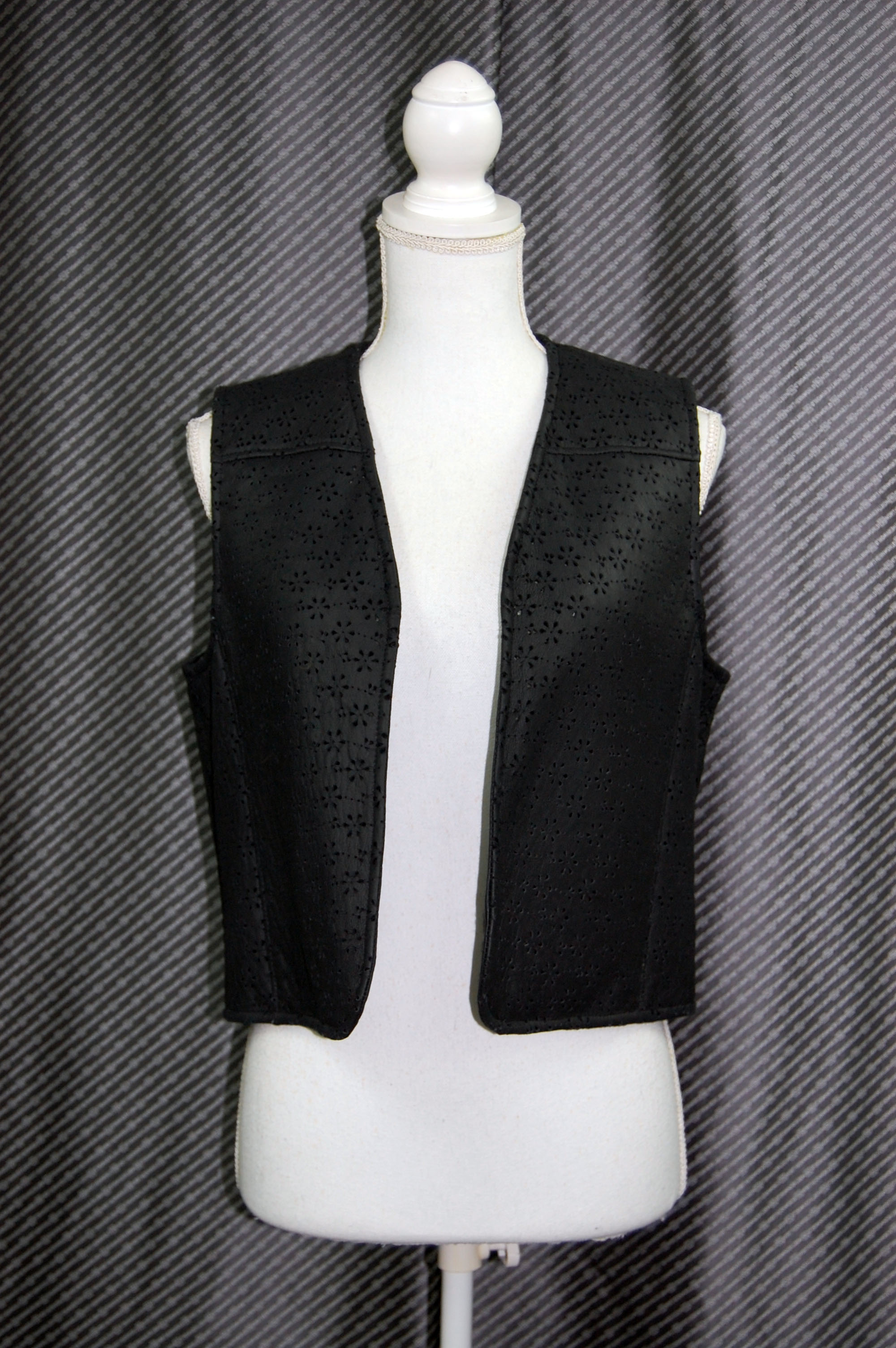 ムートンダブルフェイス　パンチングジレの画像