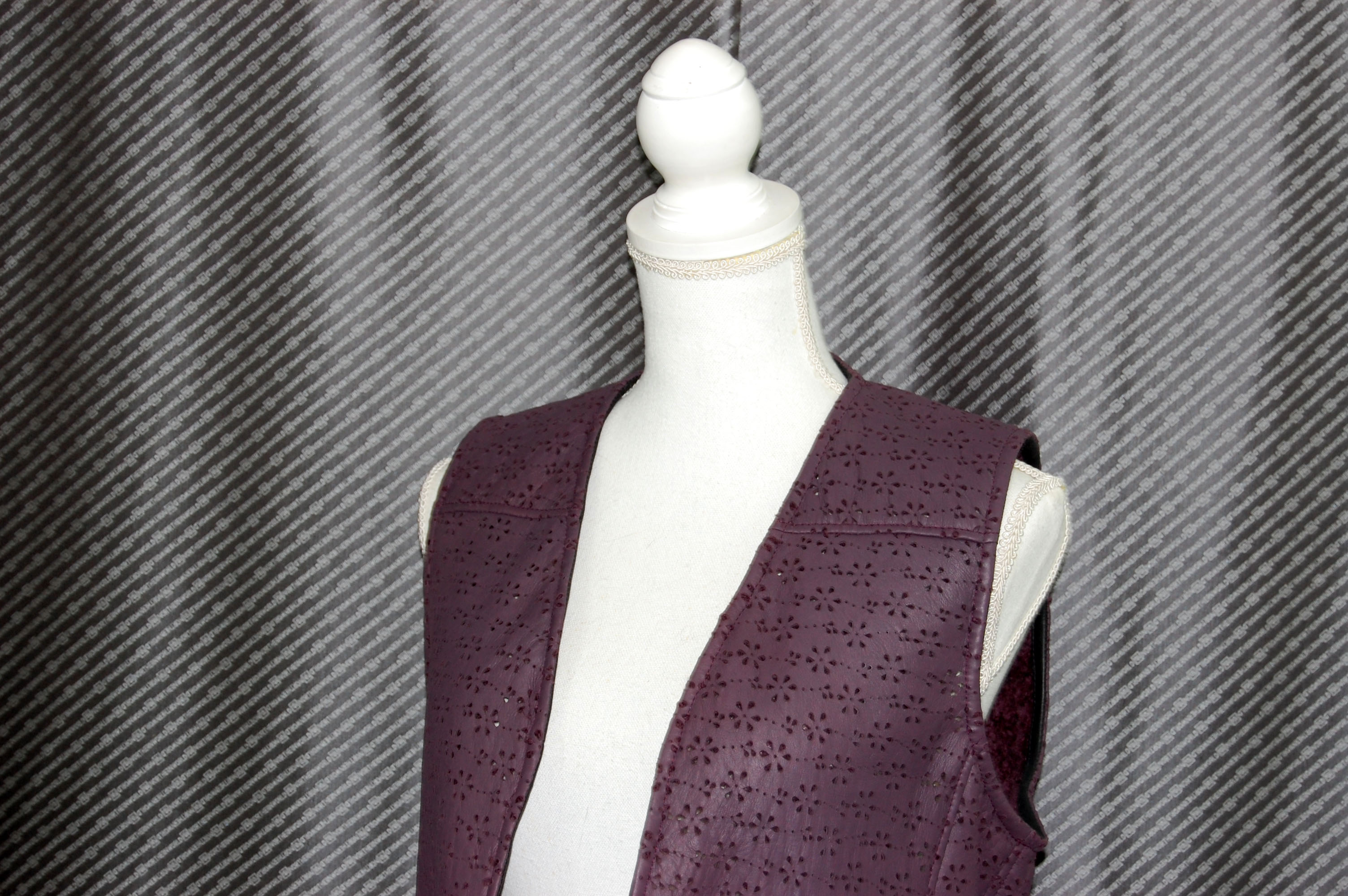 ムートンダブルフェイス　パンチングジレの画像