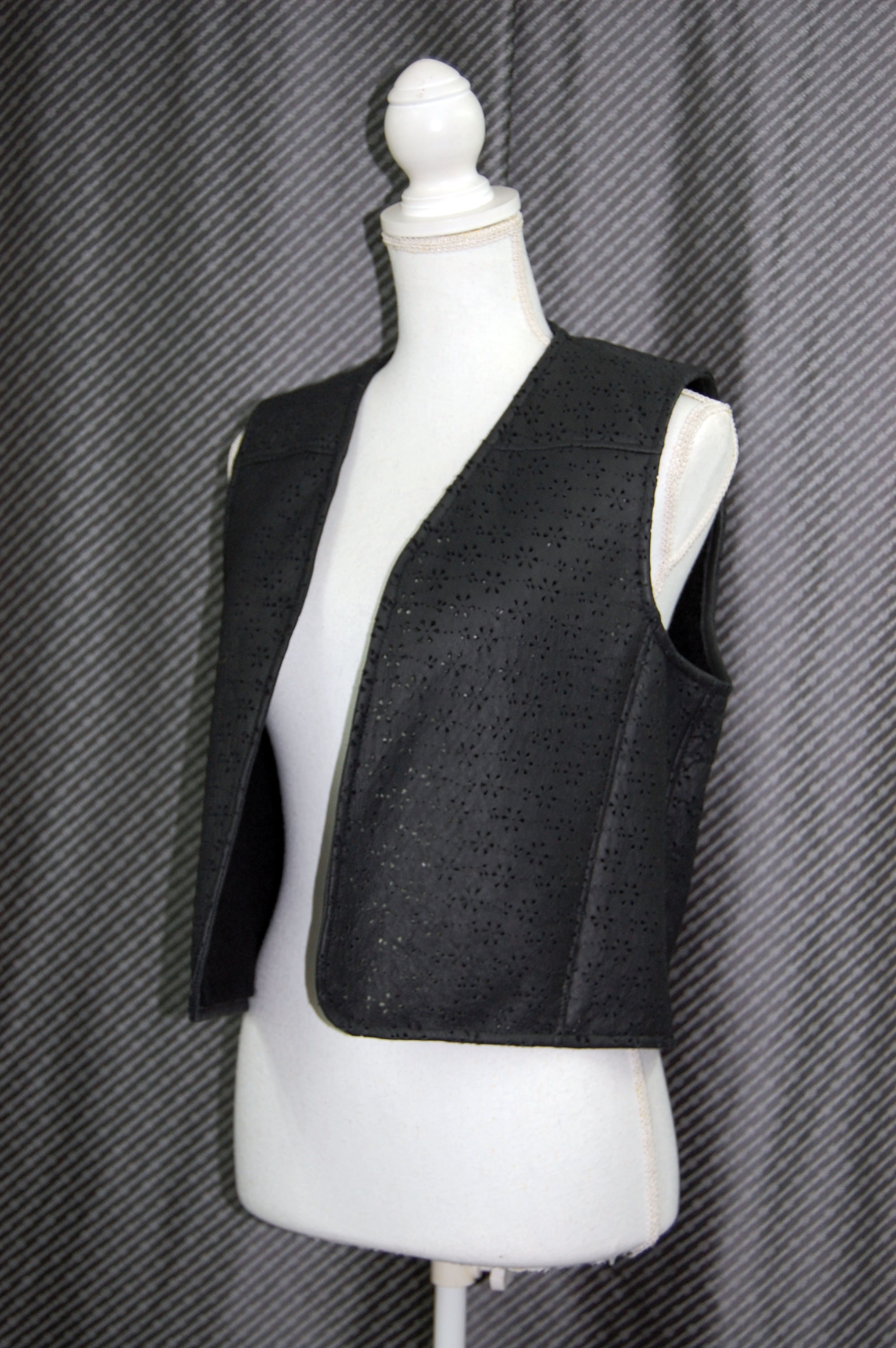 ムートンダブルフェイス　パンチングジレの画像