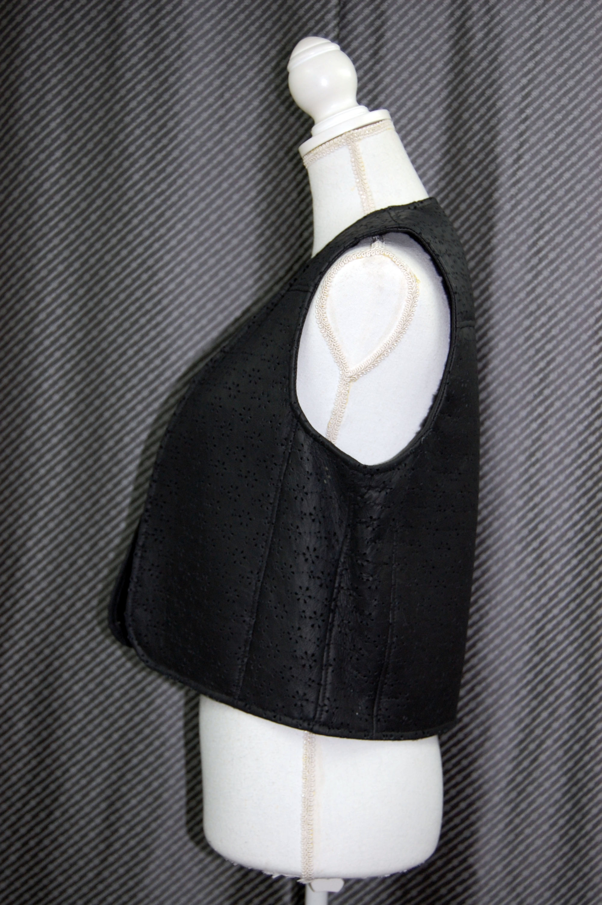 ムートンダブルフェイス　パンチングジレの画像