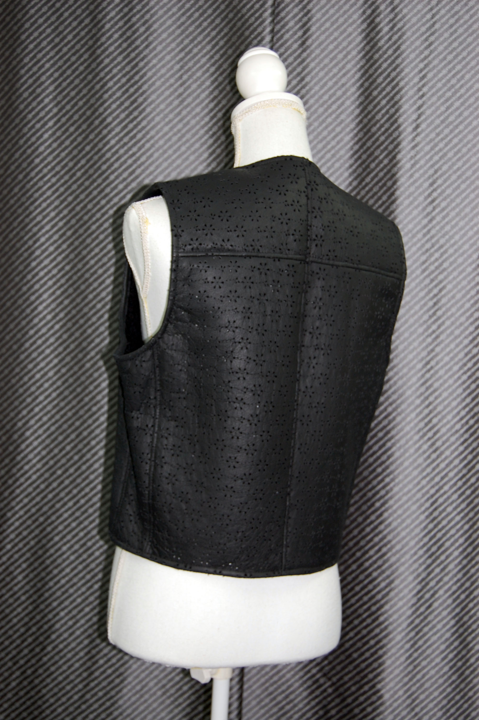 ムートンダブルフェイス　パンチングジレの画像