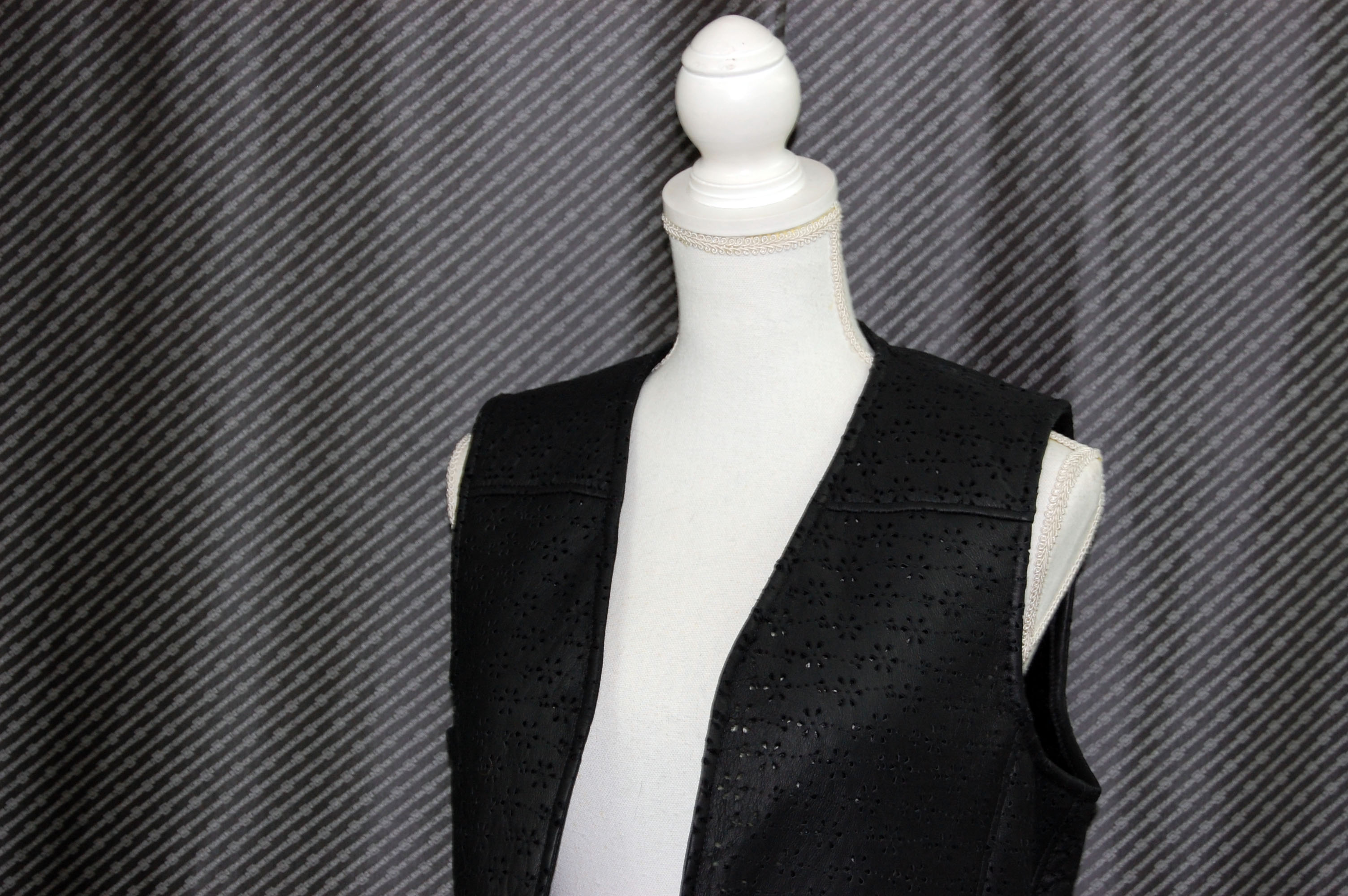 ムートンダブルフェイス　パンチングジレの画像