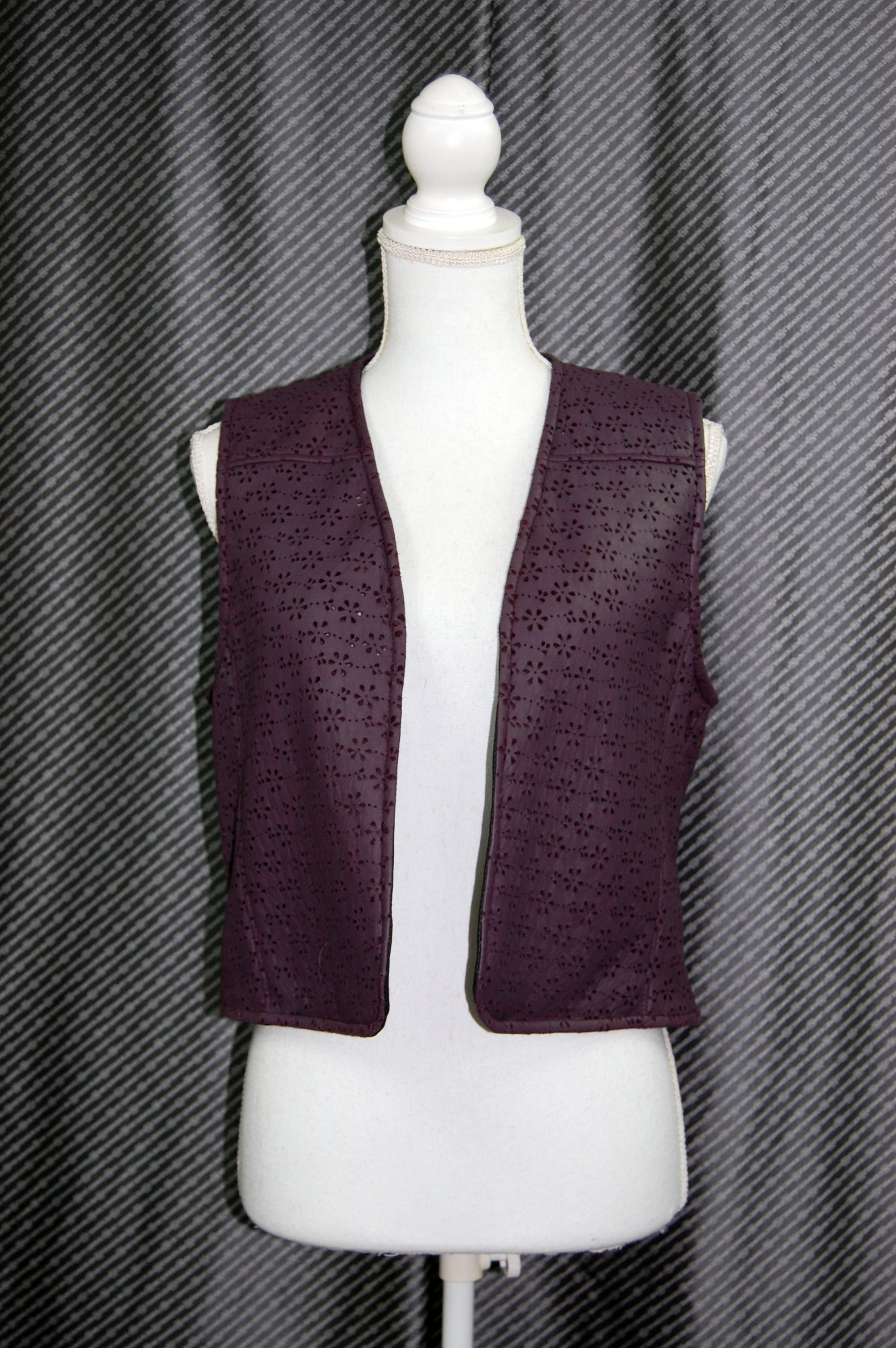 ムートンダブルフェイス　パンチングジレの画像