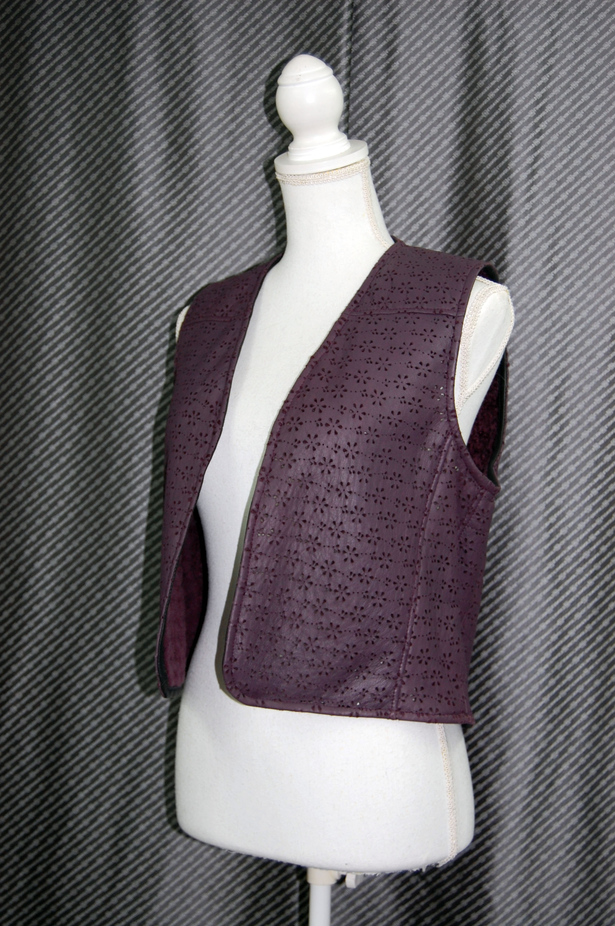 ムートンダブルフェイス　パンチングジレの画像