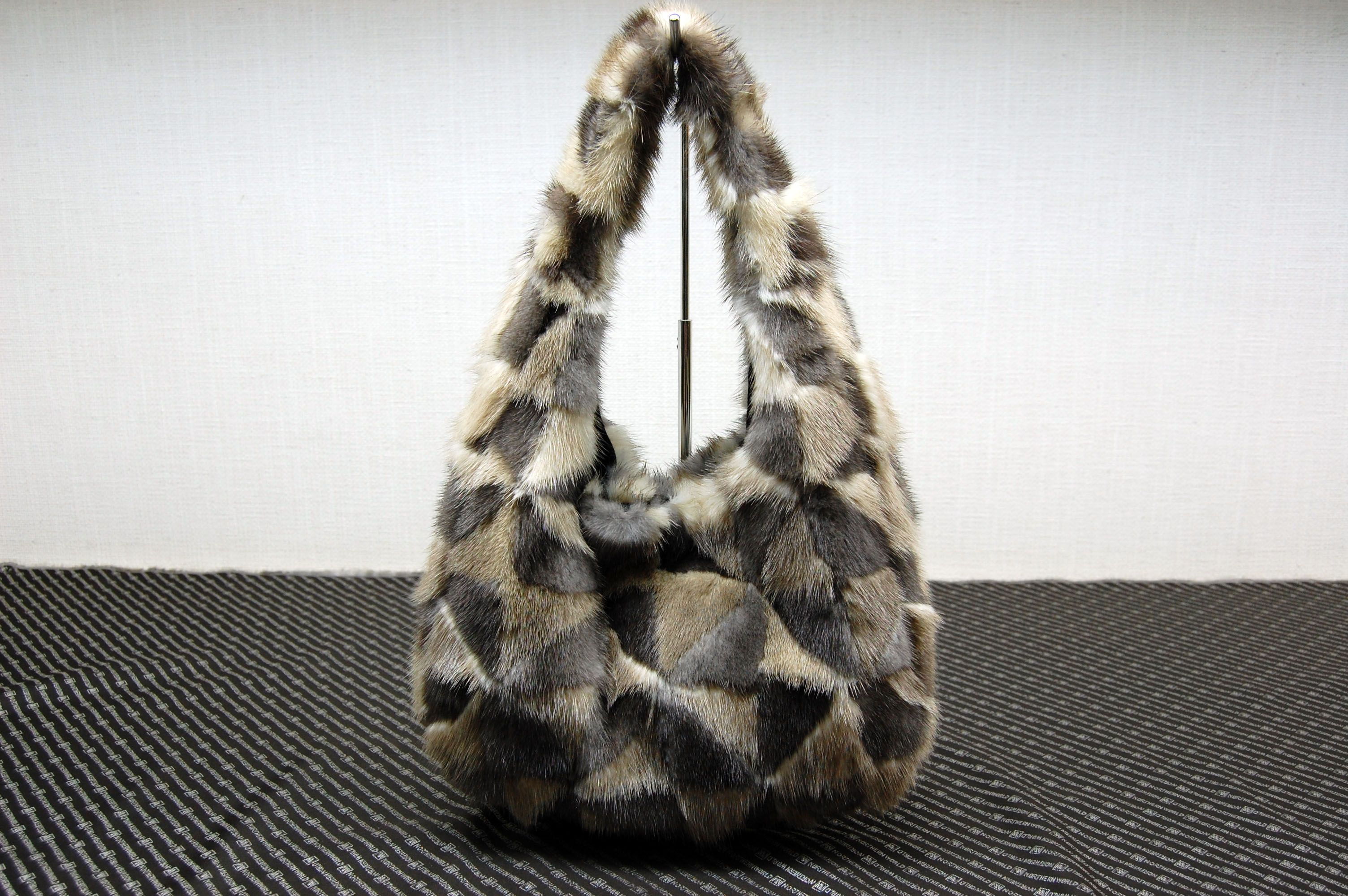 ミンク　丸型ハンドバッグの画像