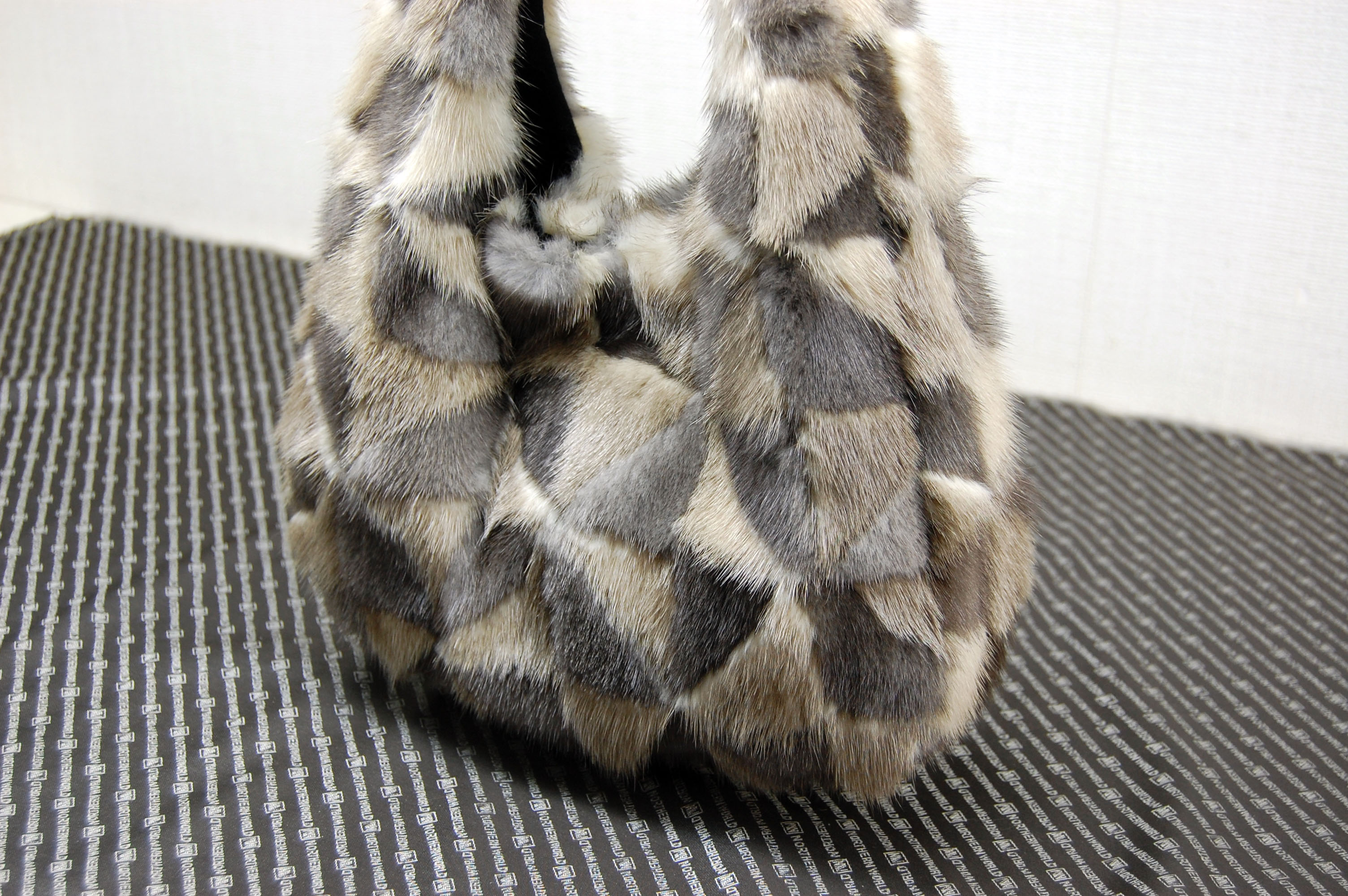 ミンク　丸型ハンドバッグの画像