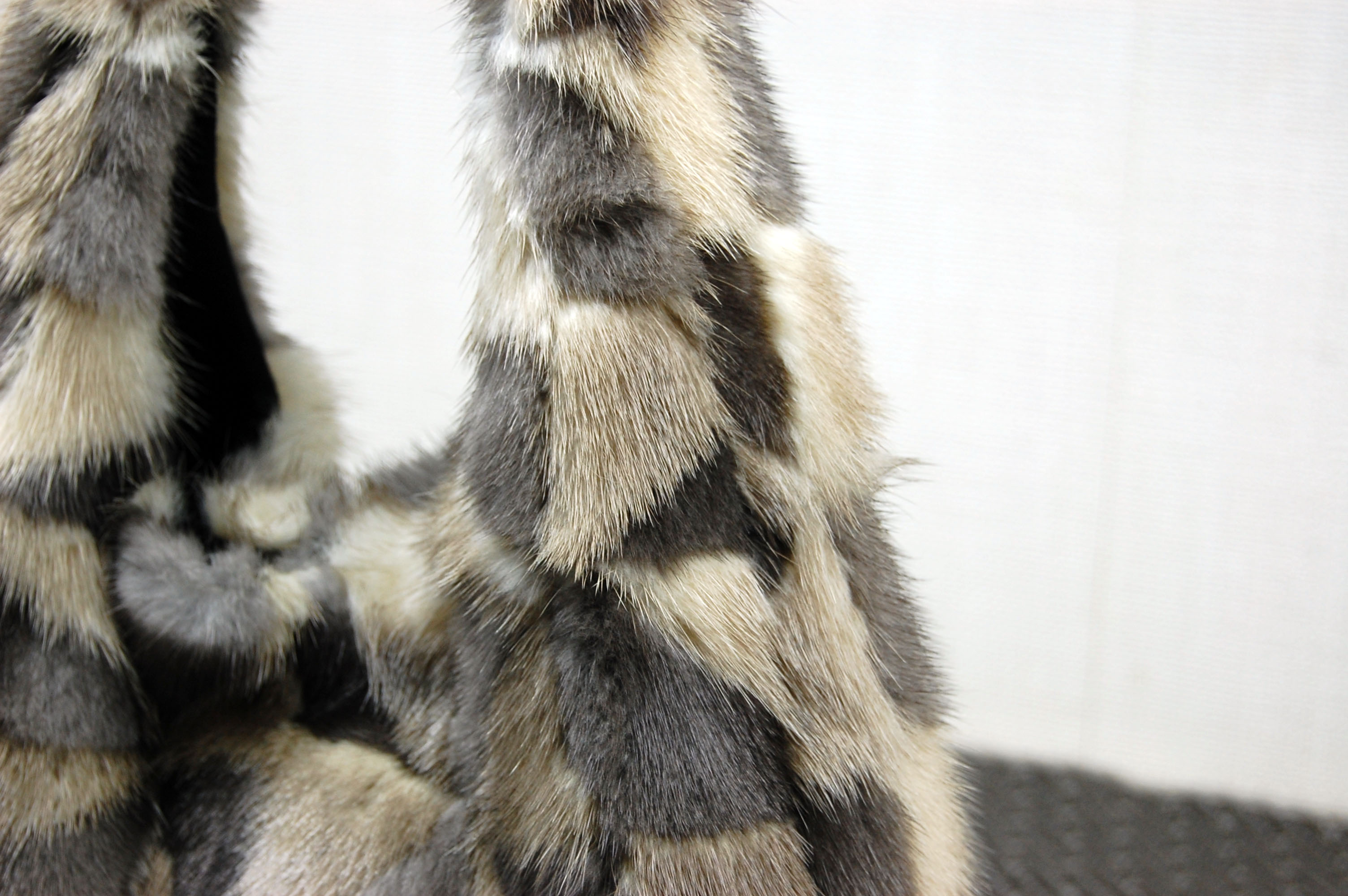 ミンク　丸型ハンドバッグの画像