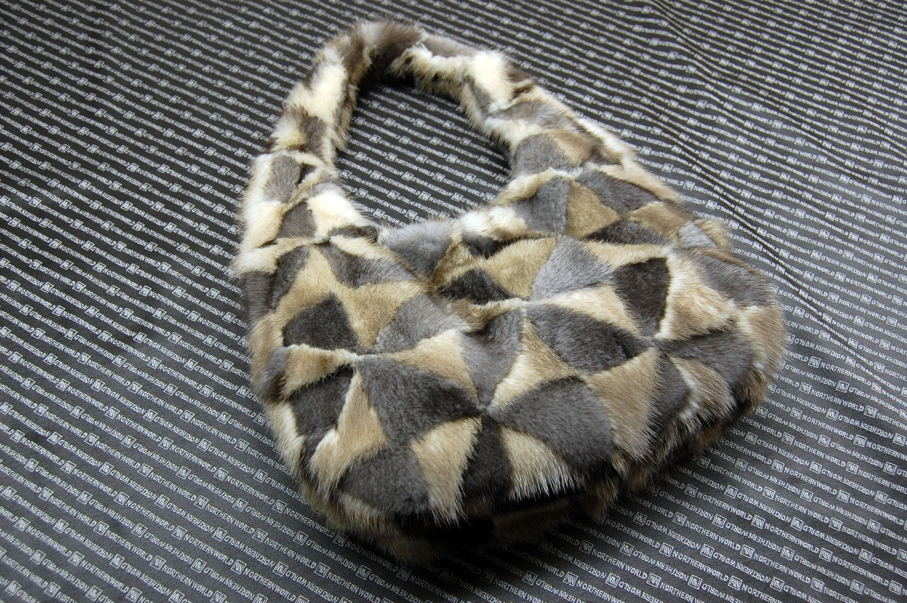 ミンク　丸型ハンドバッグの画像