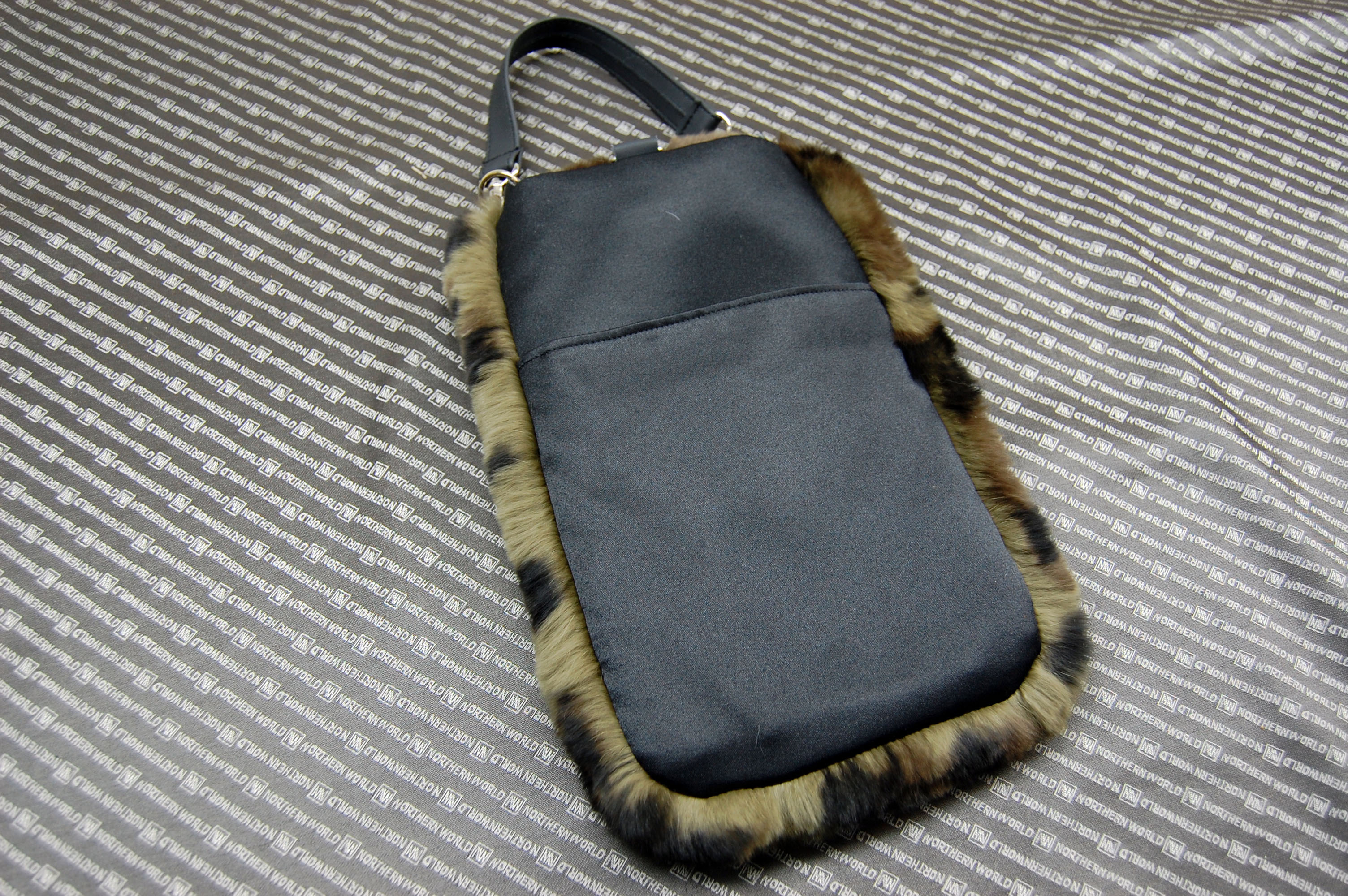 カモフラ柄レッキス　マチ無しミニバッグの画像