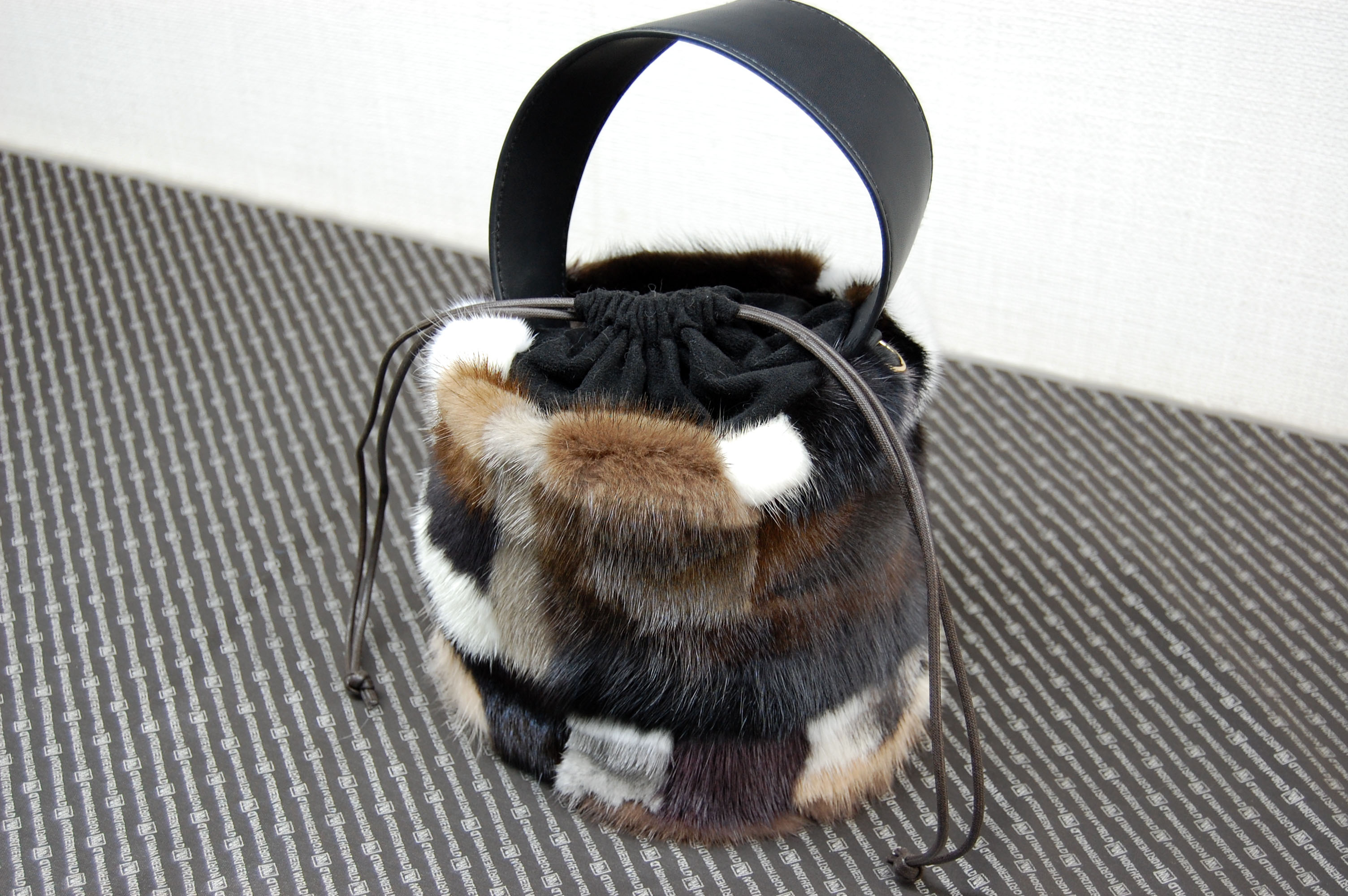 ミンク　丸底巾着ミニトートバッグの画像