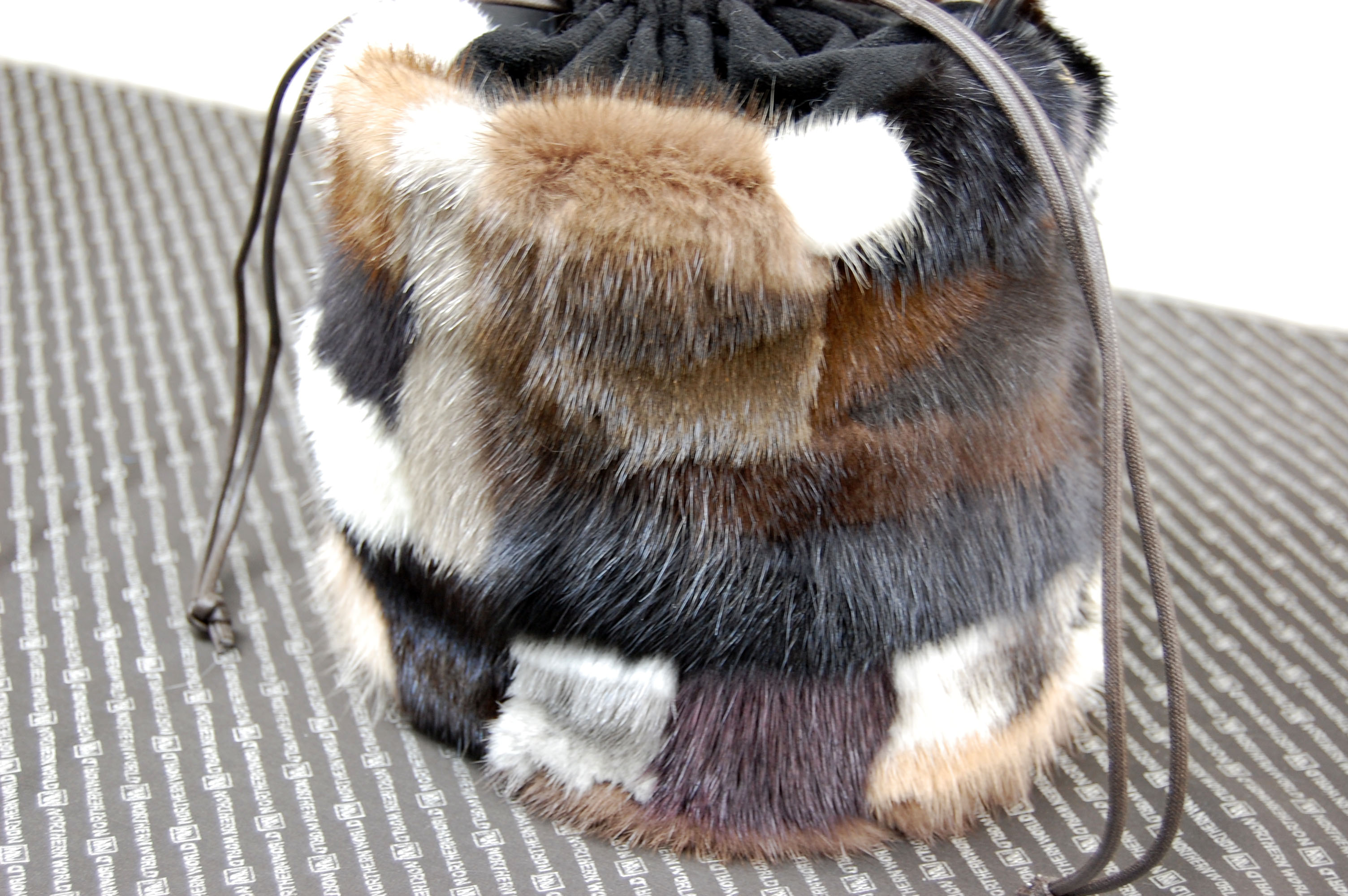 ミンク　丸底巾着ミニトートバッグの画像