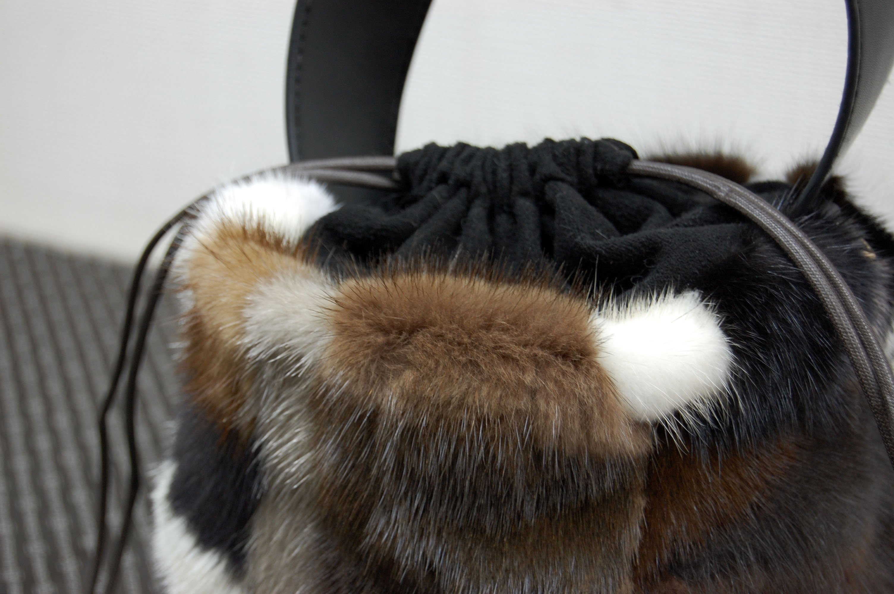 ミンク　丸底巾着ミニトートバッグの画像