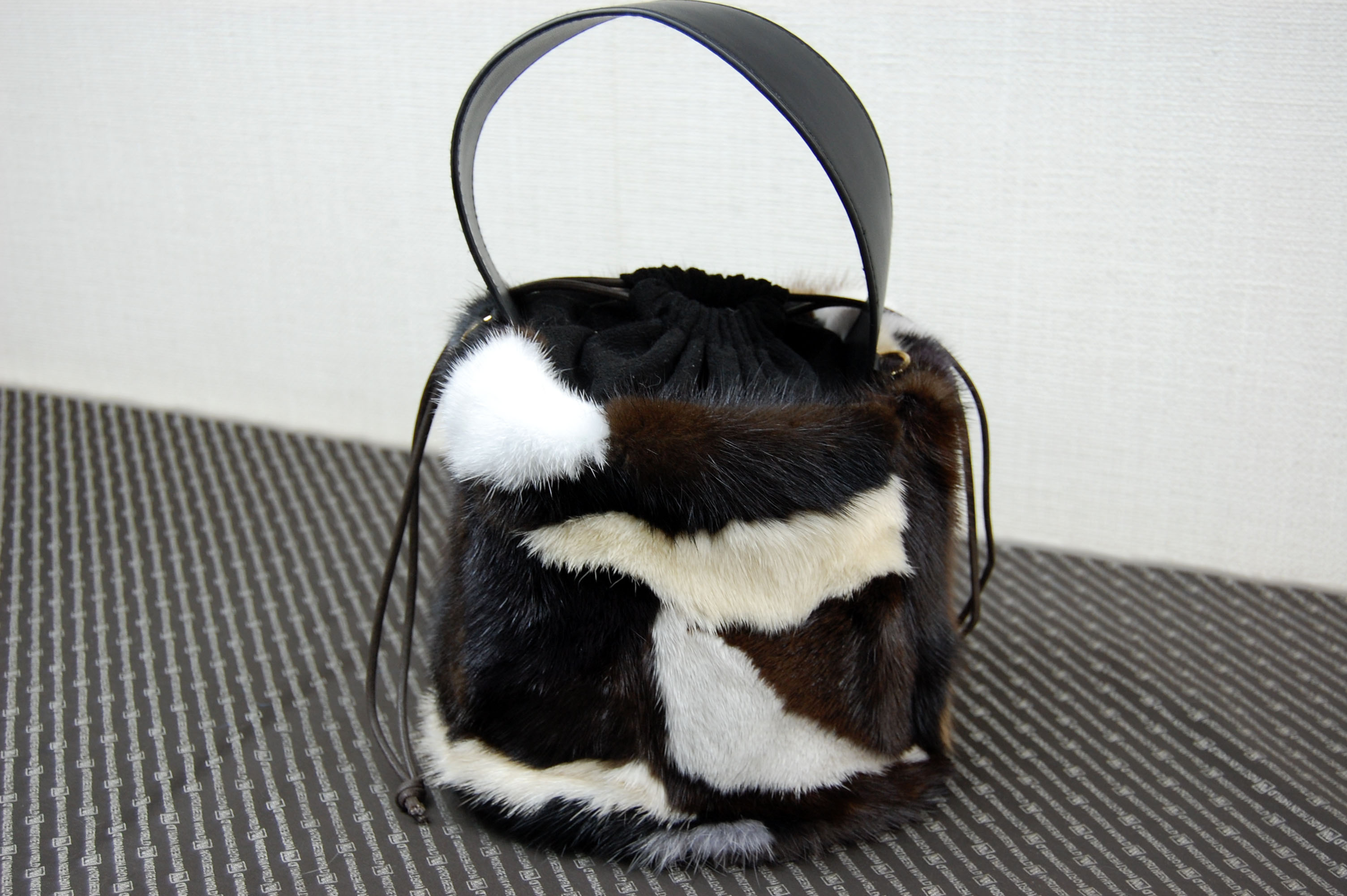 ミンク　丸底巾着ミニトートバッグの画像