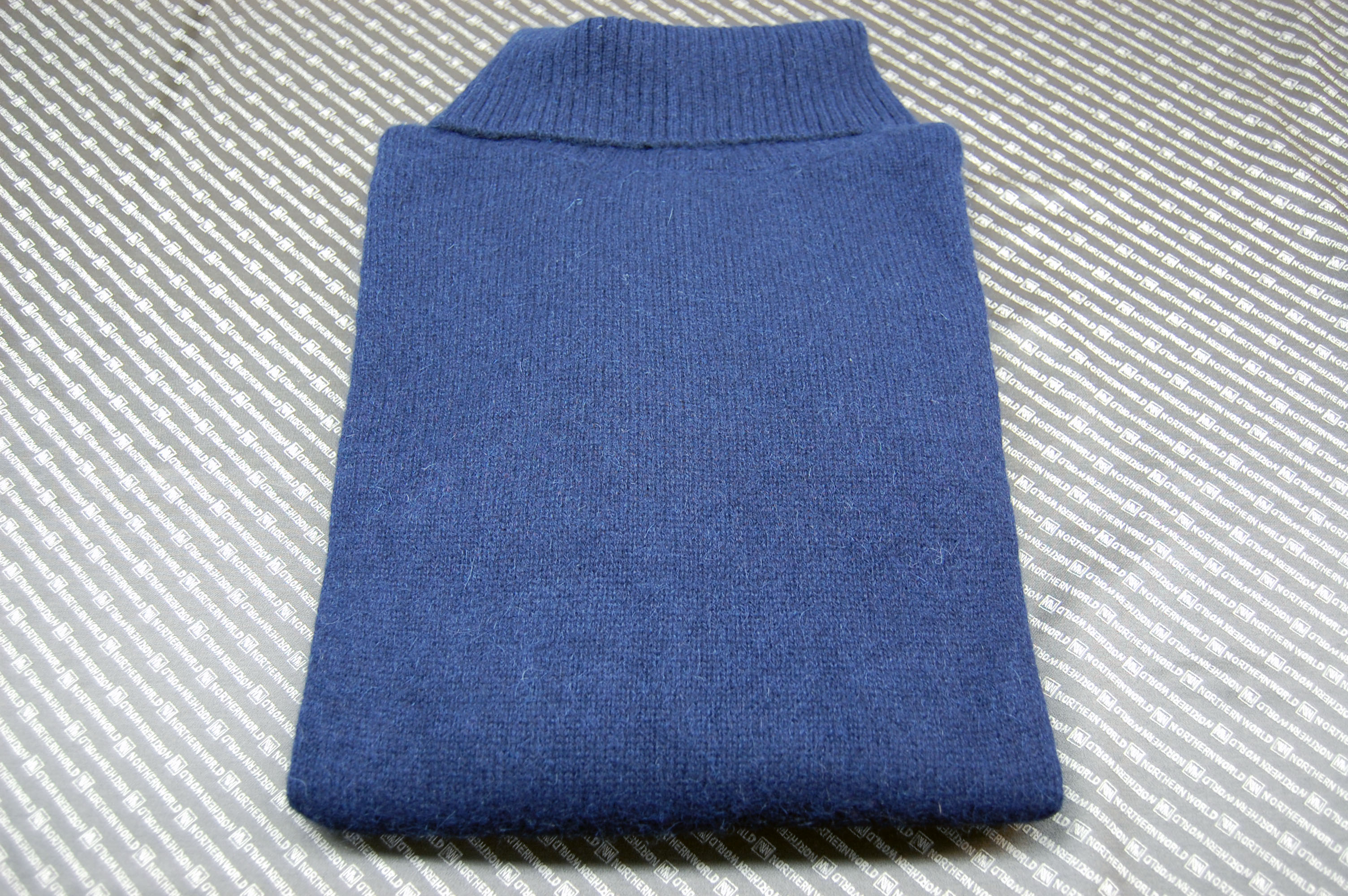 カシミヤ100％　タートルネックセーターの画像