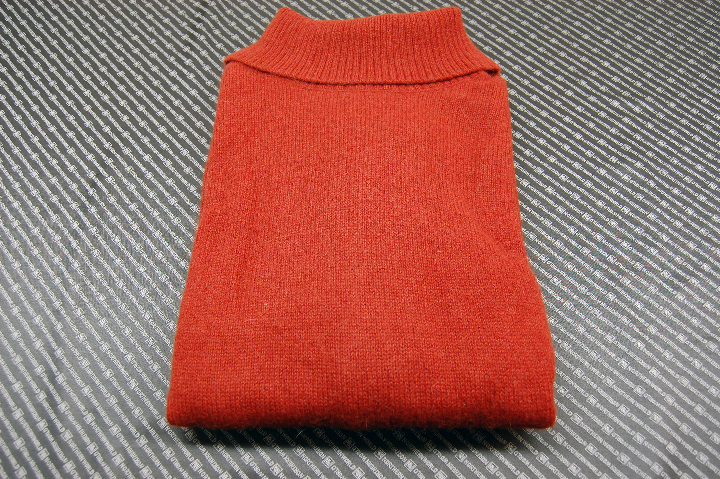 カシミヤ100％　タートルネックセーターの画像