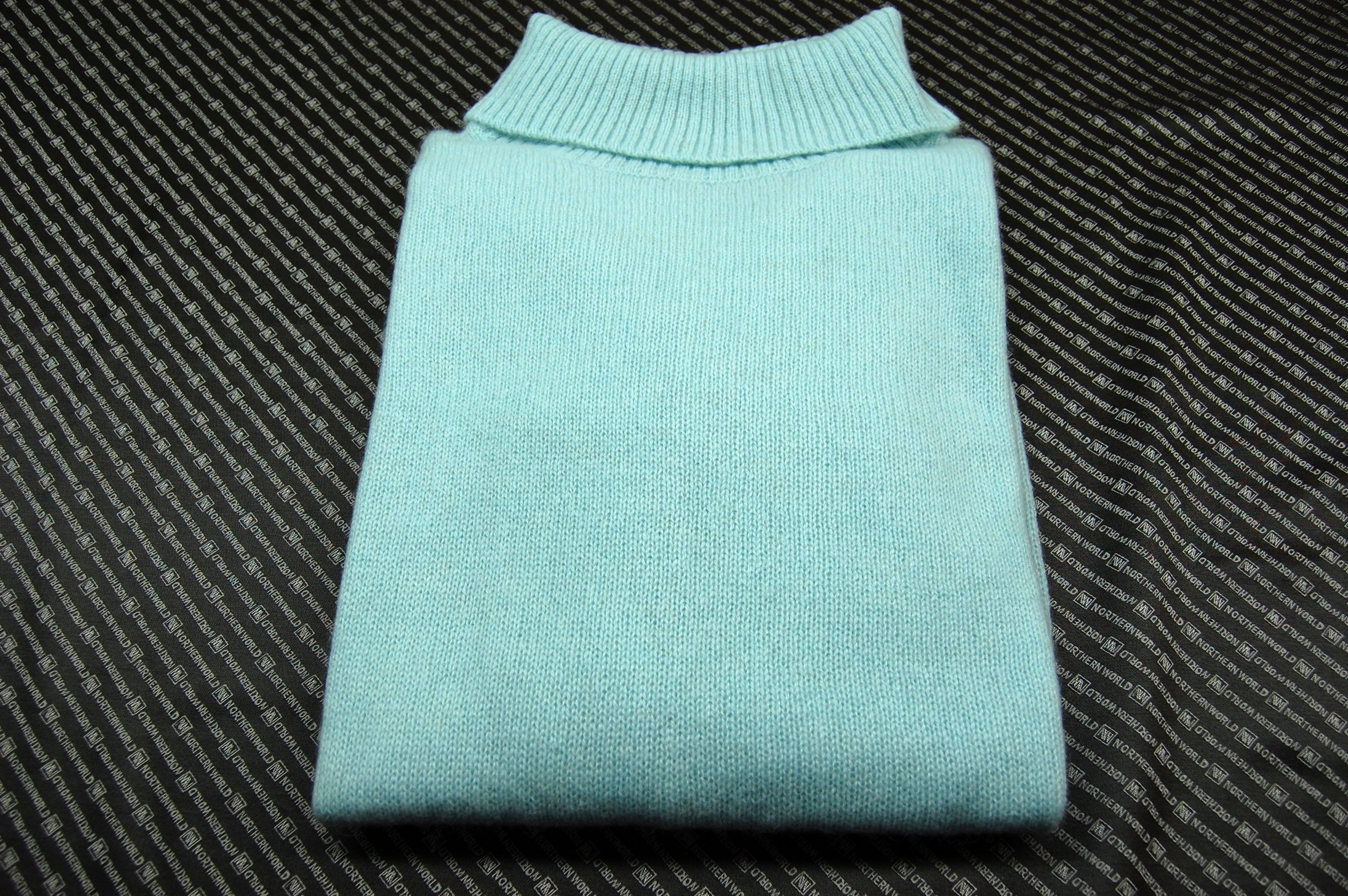 カシミヤ100％　タートルネックセーターの画像