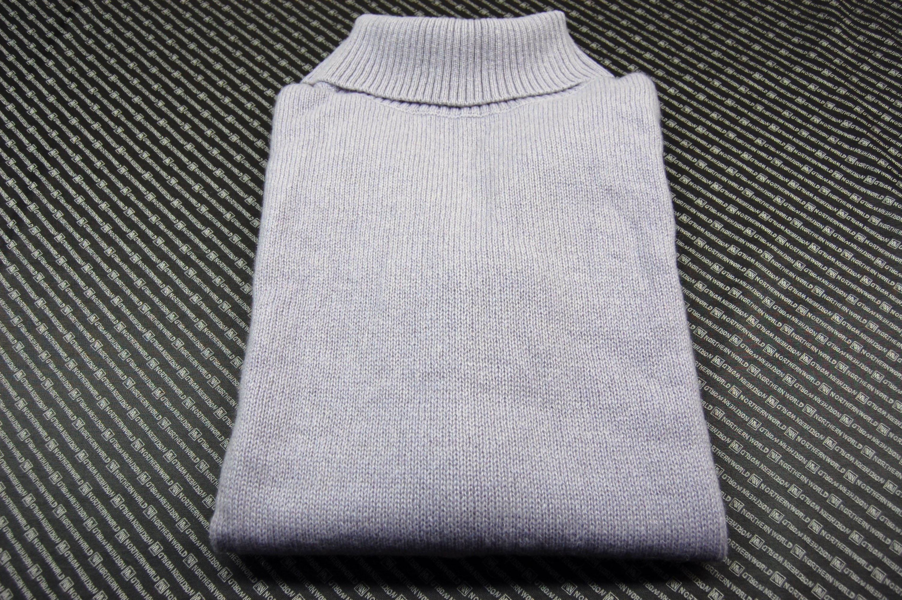 カシミヤ100％　タートルネックセーターの画像