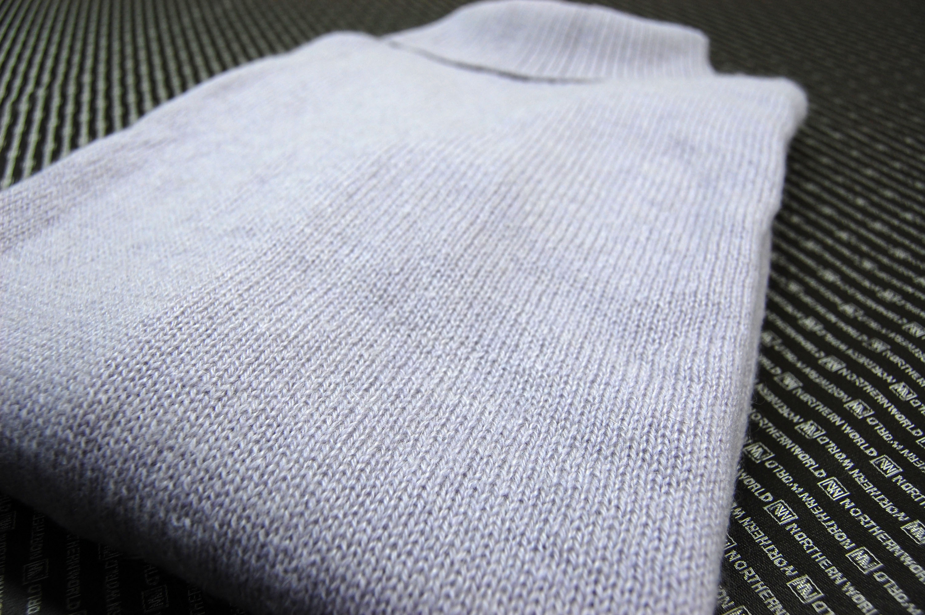 カシミヤ100％　タートルネックセーターの画像