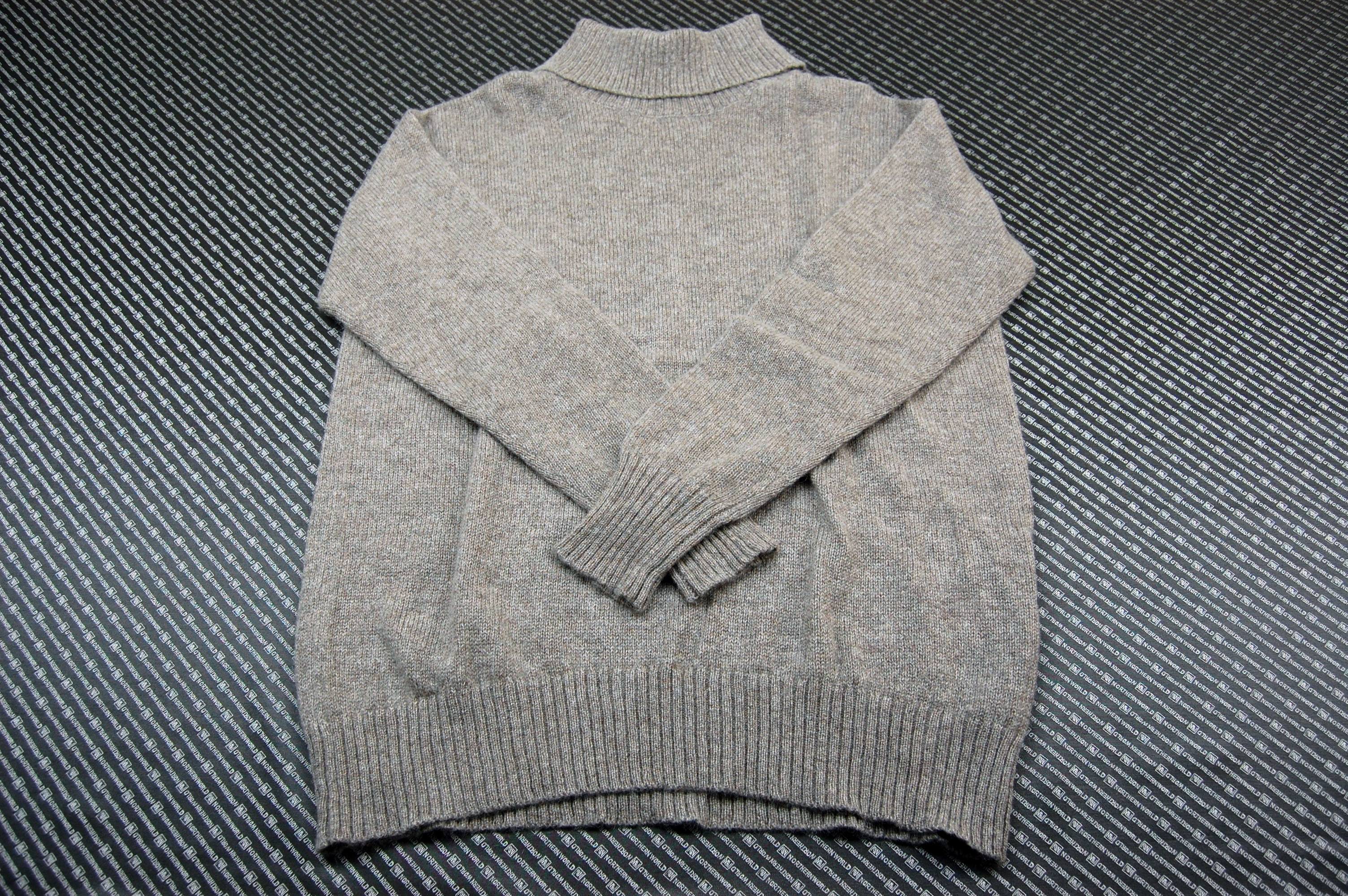 カシミヤ100％　タートルネックセーターの画像