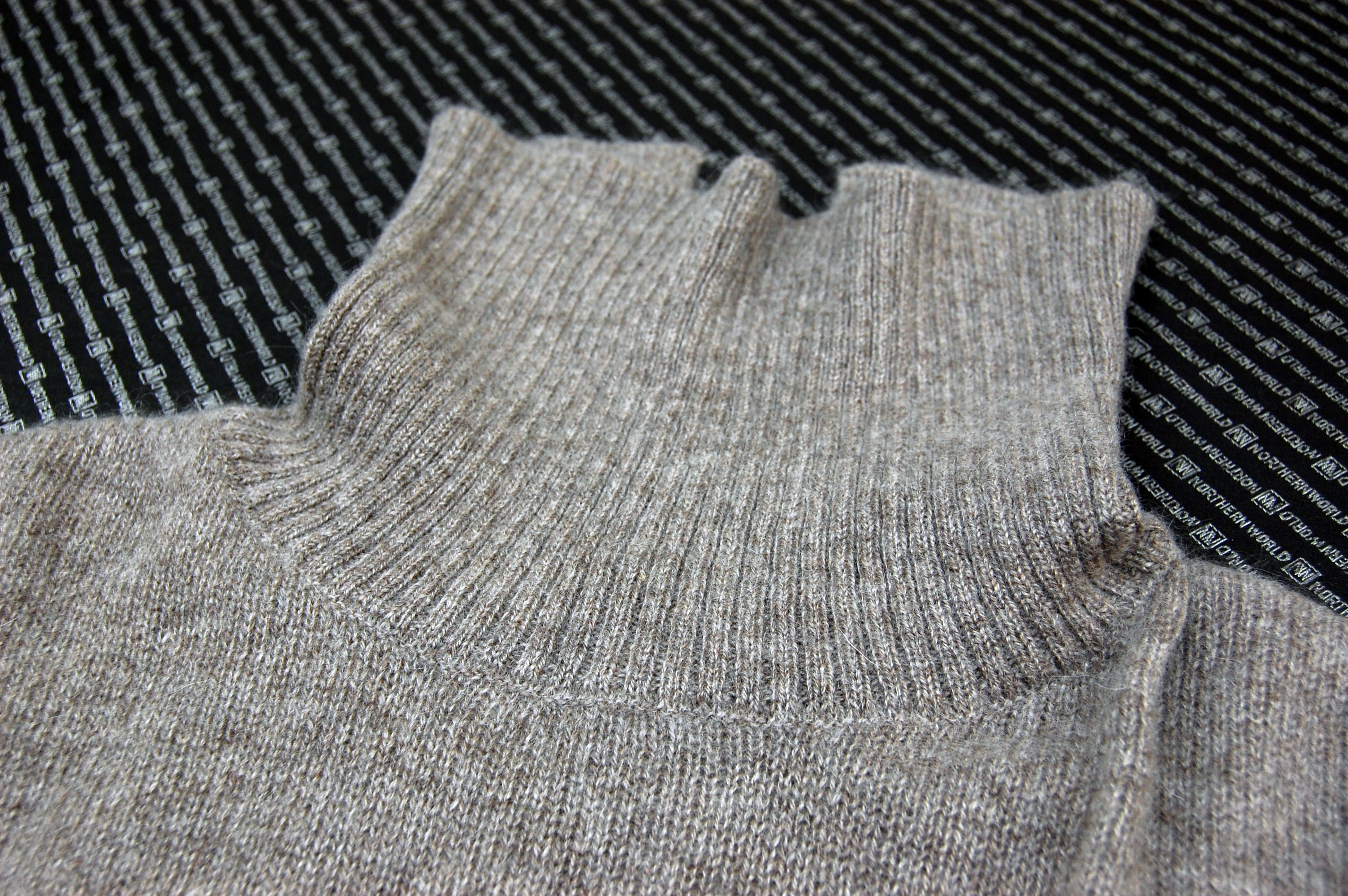 カシミヤ100％　タートルネックセーターの画像