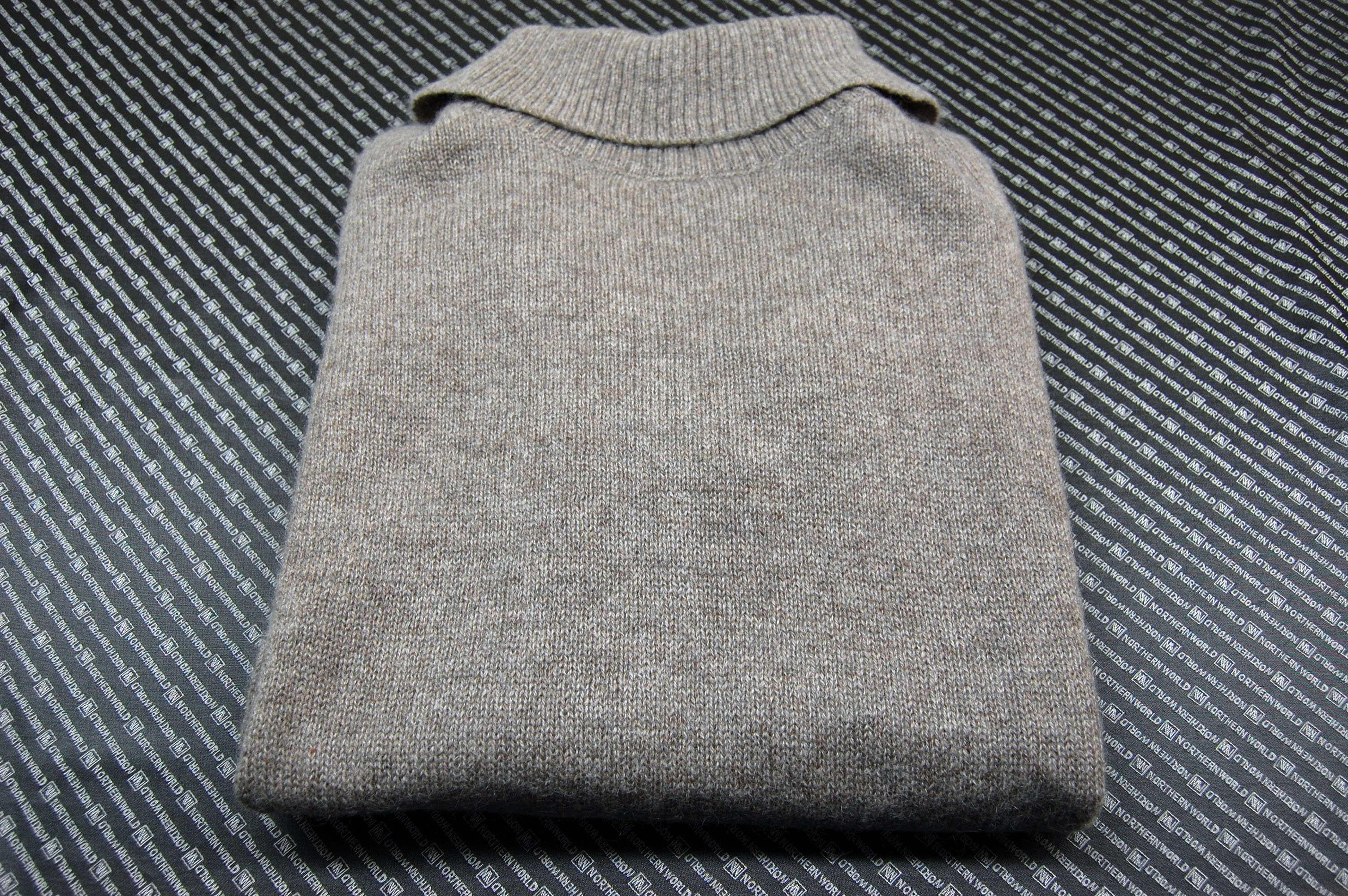 カシミヤ100％　タートルネックセーターの画像