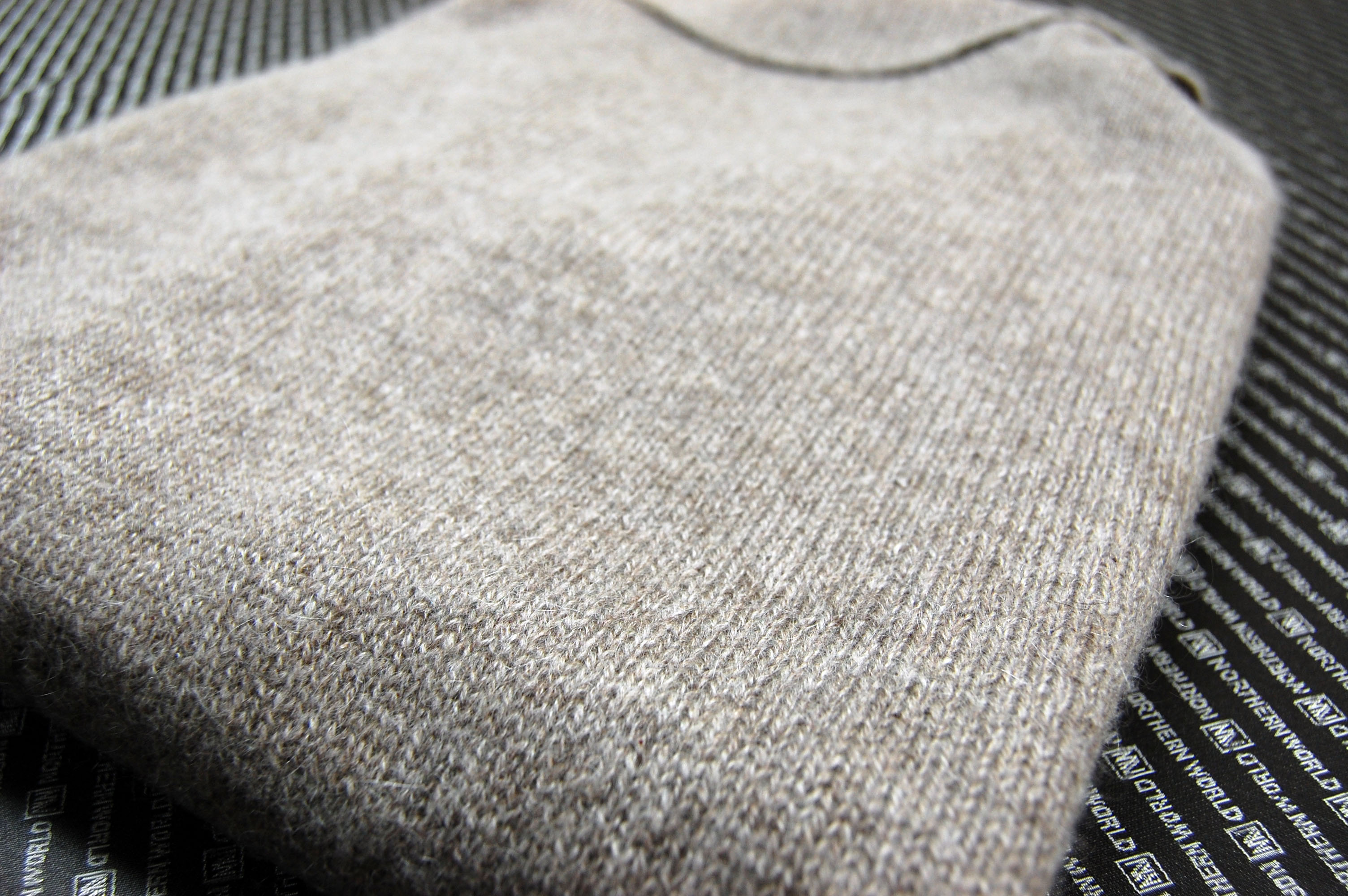 カシミヤ100％　タートルネックセーターの画像