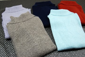 カシミヤ100％　タートルネックセーターの画像