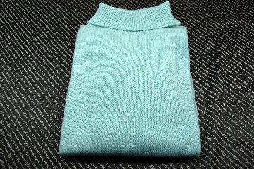 カシミヤ100％　タートルネックセーターの画像