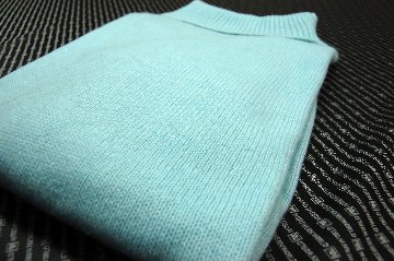 カシミヤ100％　タートルネックセーターの画像