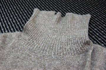 カシミヤ100％　タートルネックセーターの画像