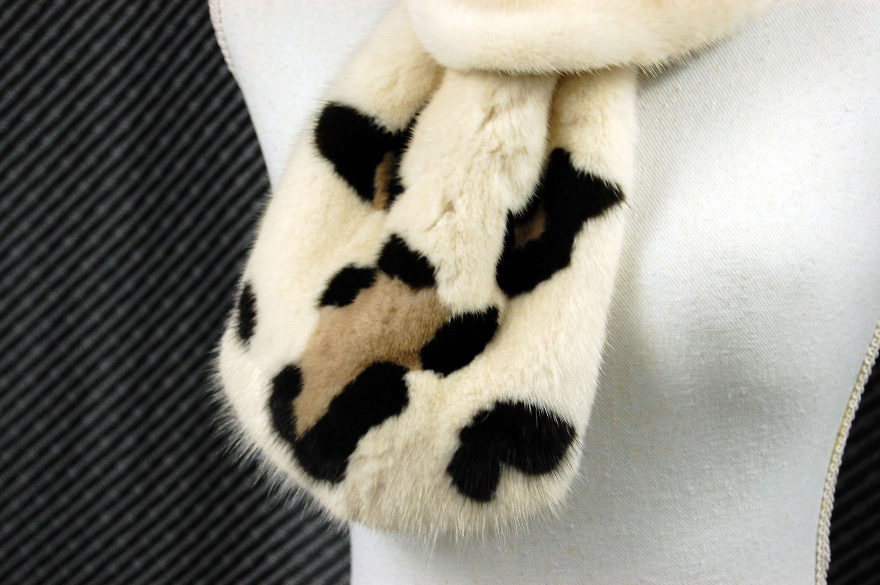 ミンク　インターシャマフラーの画像