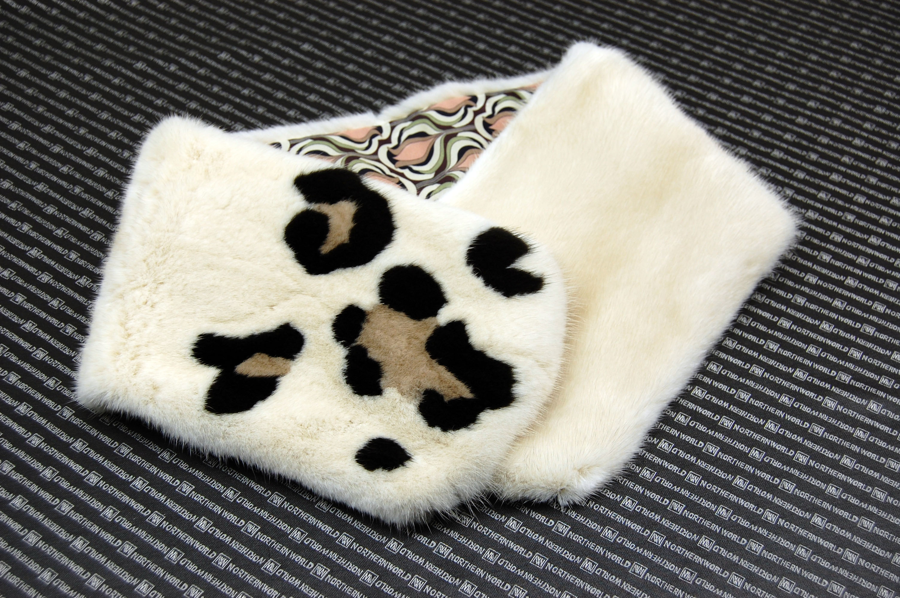 ミンク　インターシャマフラーの画像