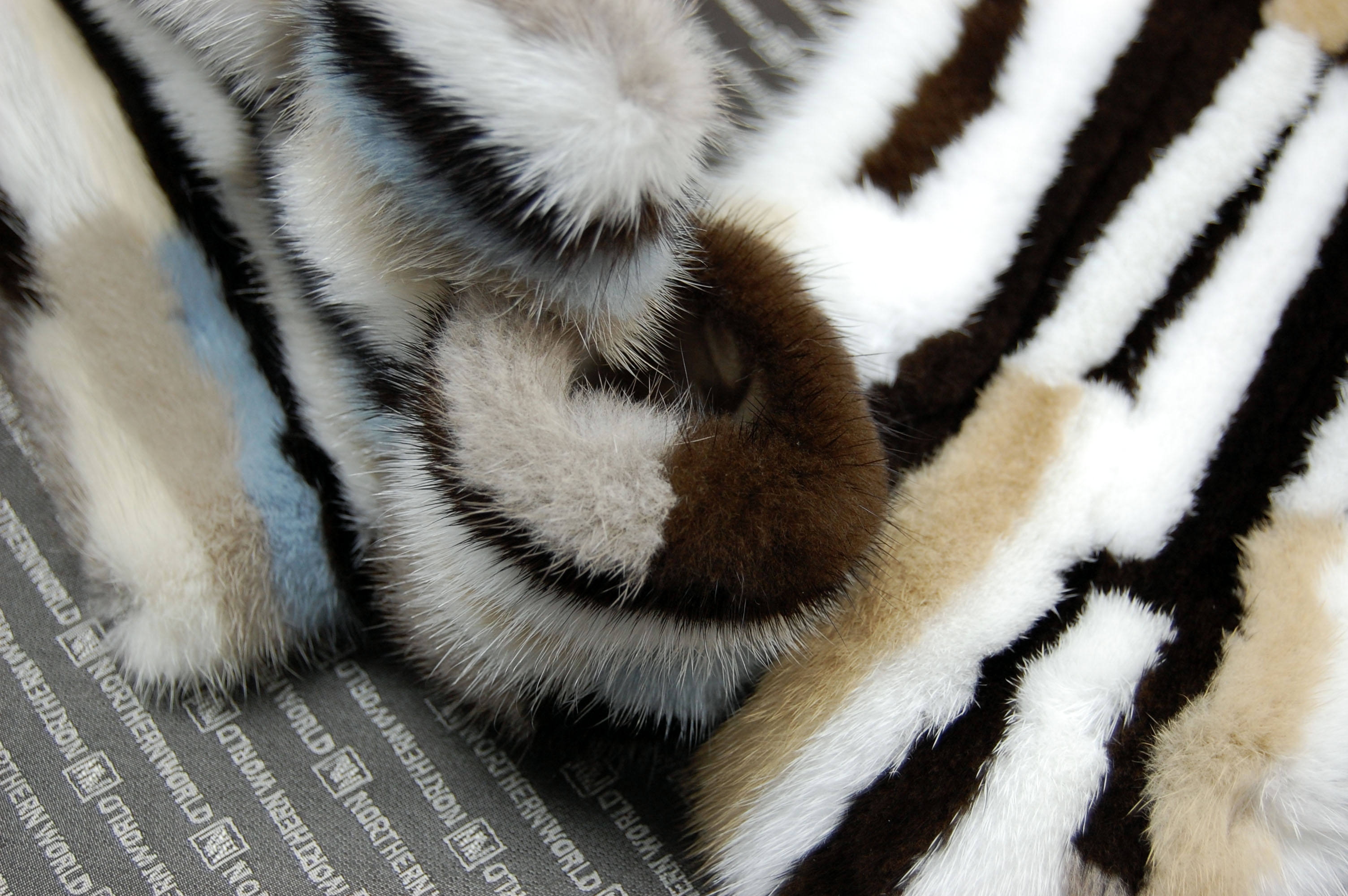 マルチカラーミンク　パッチワークマフラーの画像