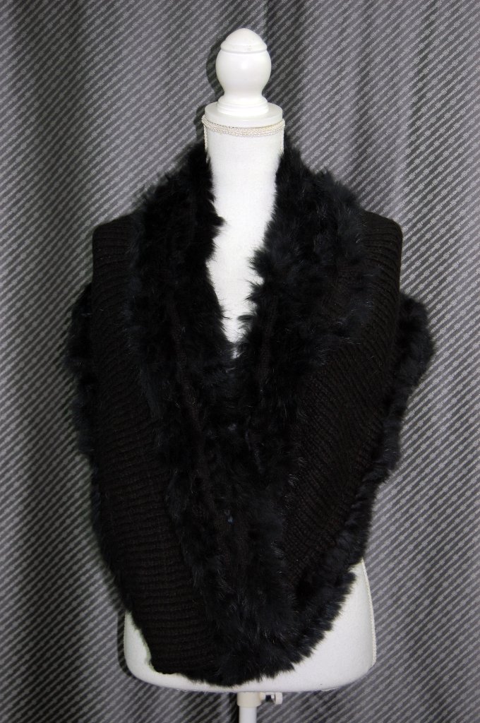 幅広ニットロングスヌード　ラビットトリムの画像