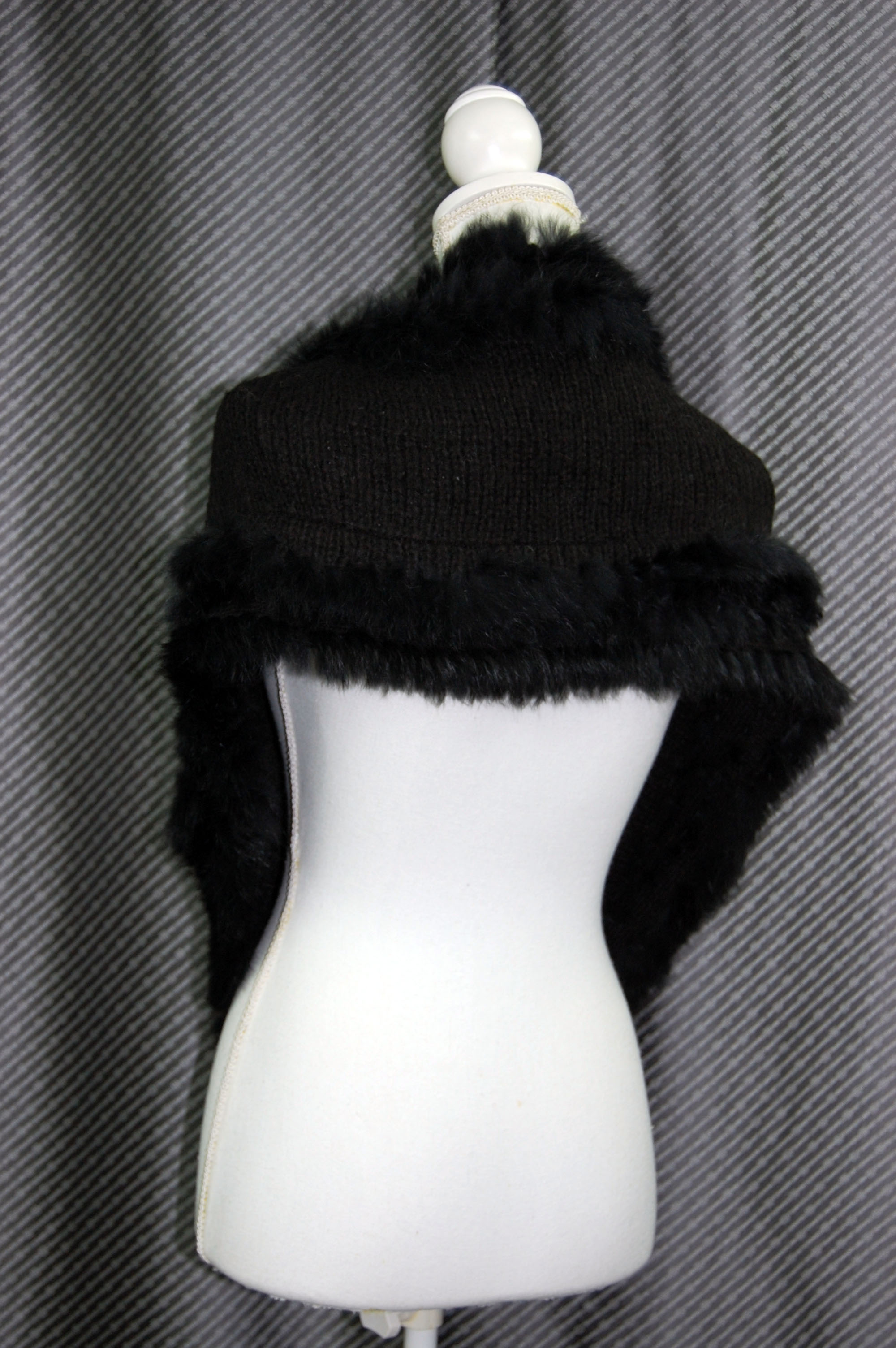 幅広ニットロングスヌード　ラビットトリムの画像