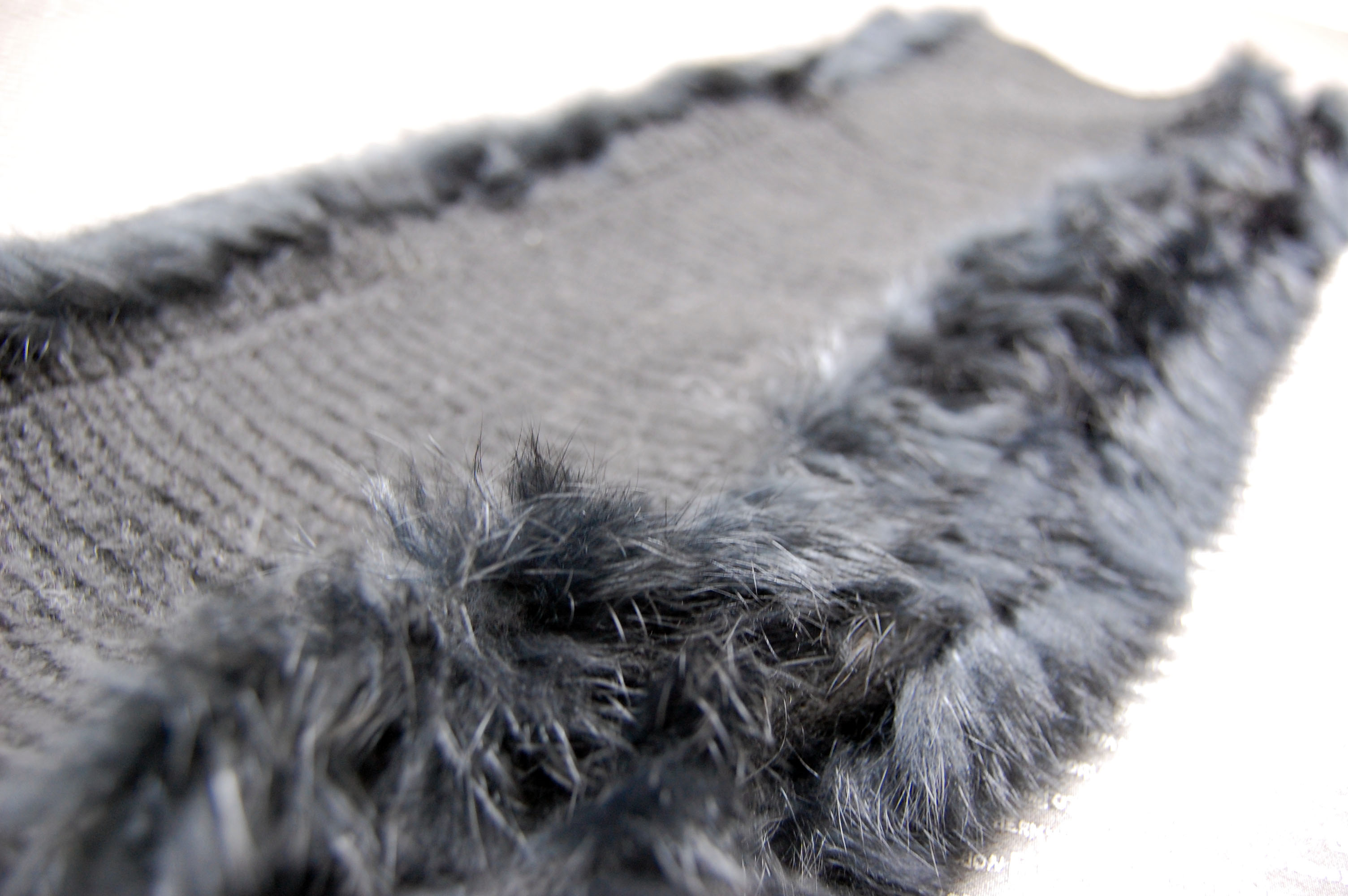 幅広ニットロングスヌード　ラビットトリムの画像