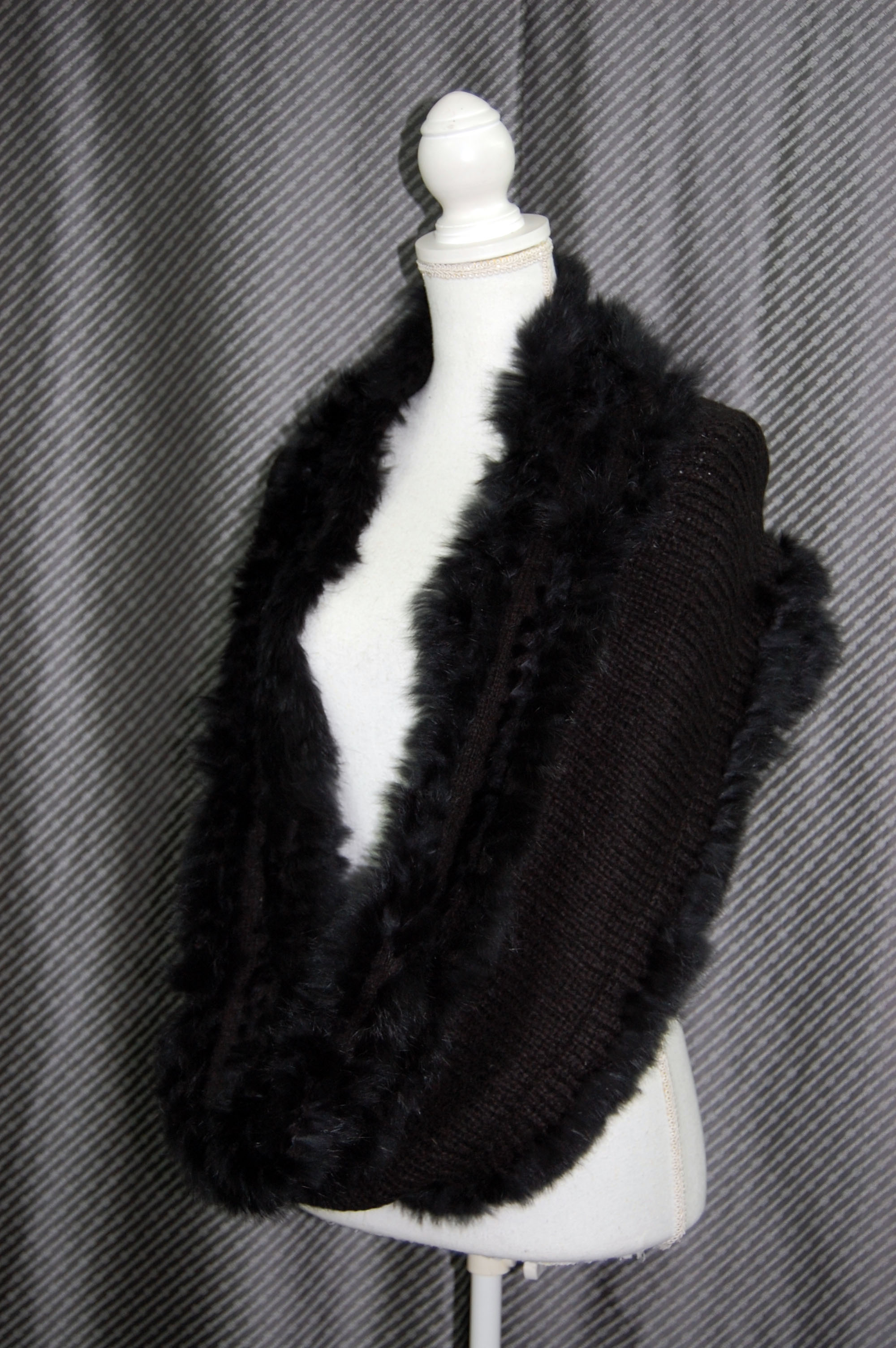 幅広ニットロングスヌード　ラビットトリムの画像