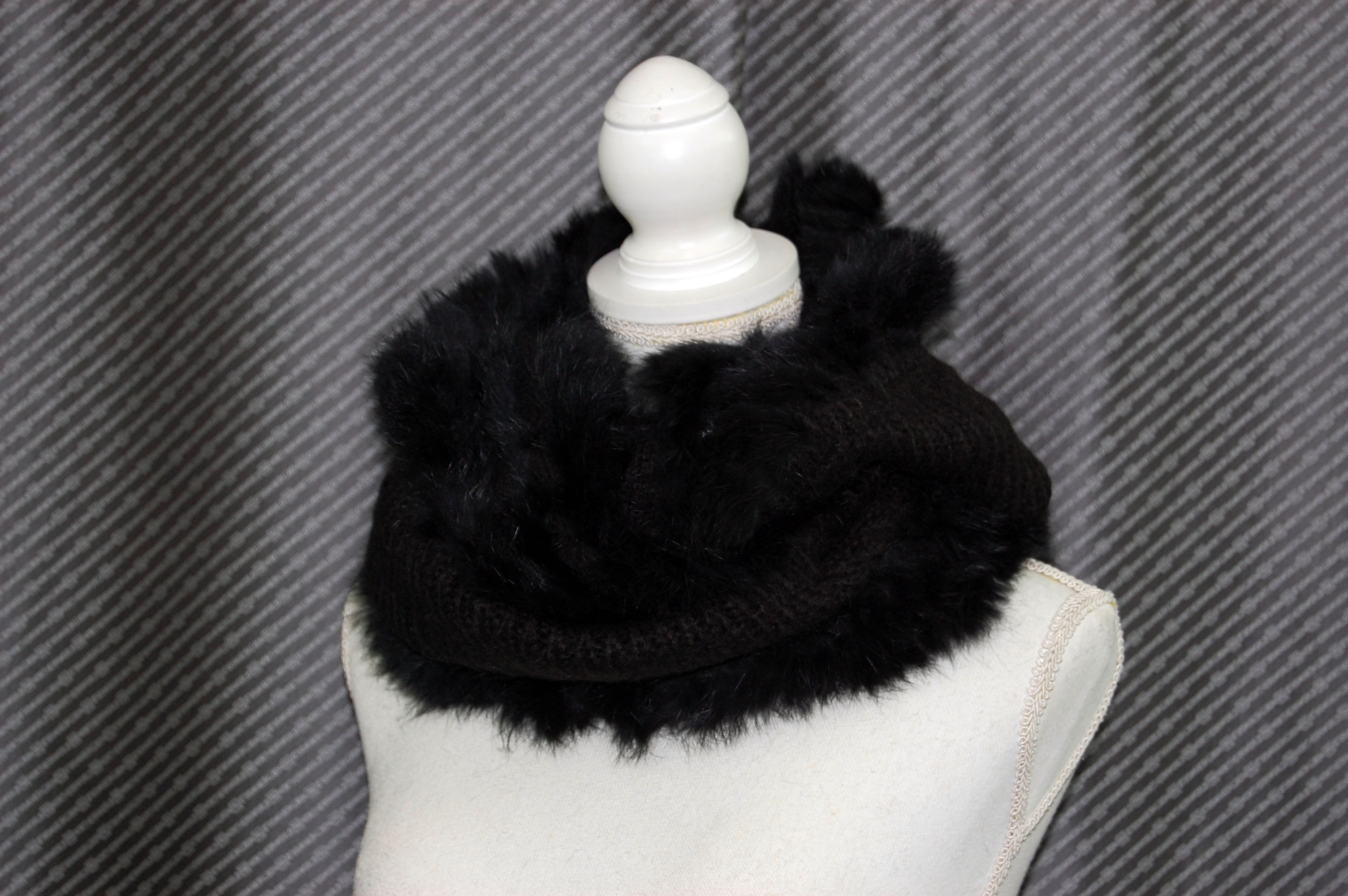 幅広ニットロングスヌード　ラビットトリムの画像