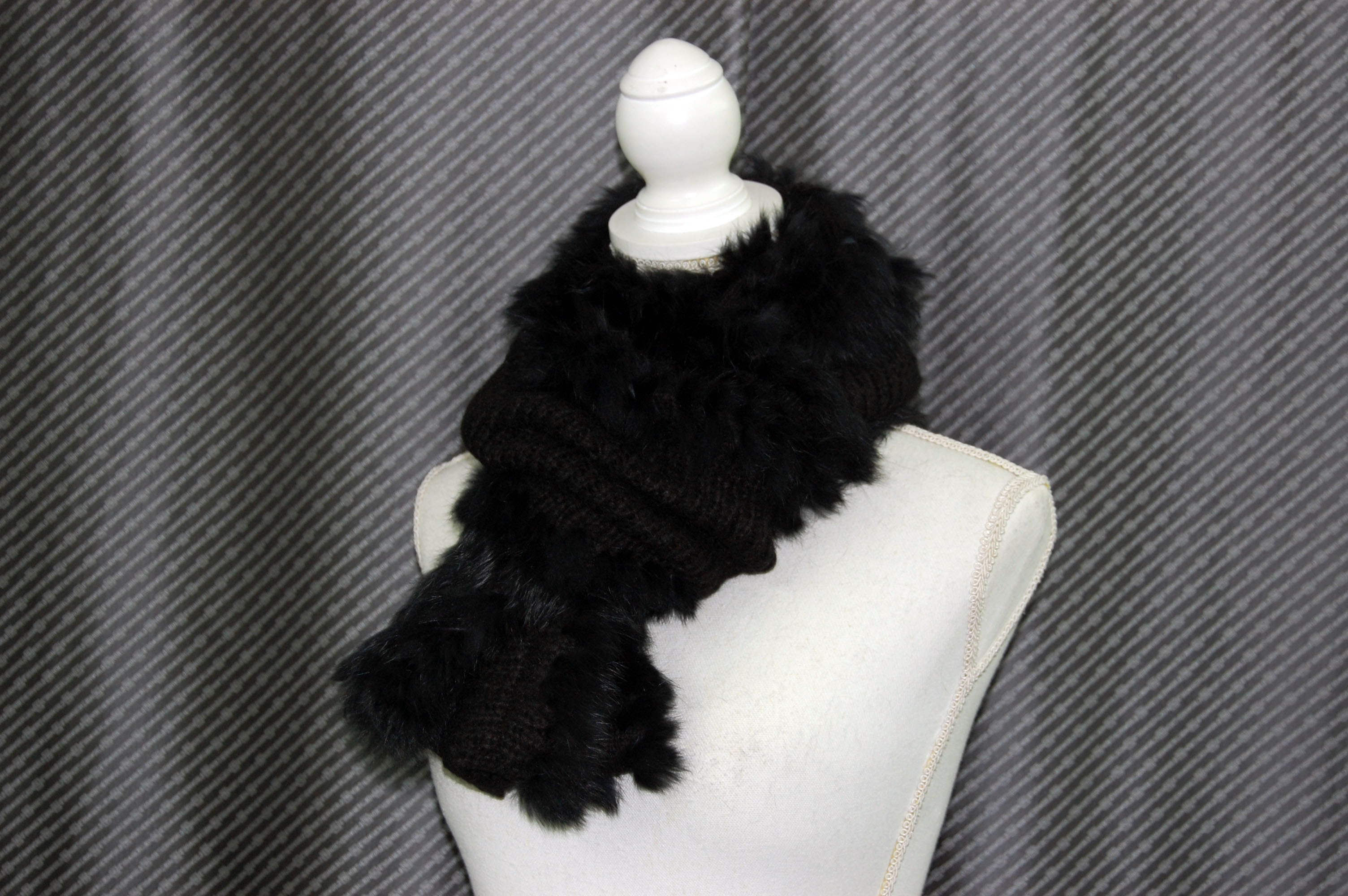 幅広ニットロングスヌード　ラビットトリムの画像