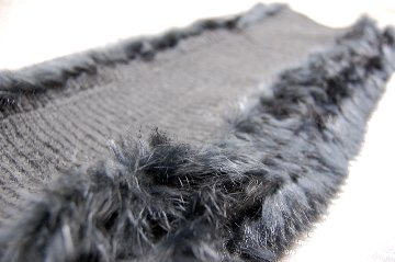 幅広ニットロングスヌード　ラビットトリムの画像