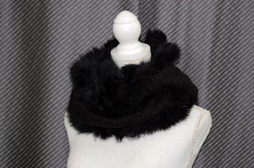 幅広ニットロングスヌード　ラビットトリムの画像