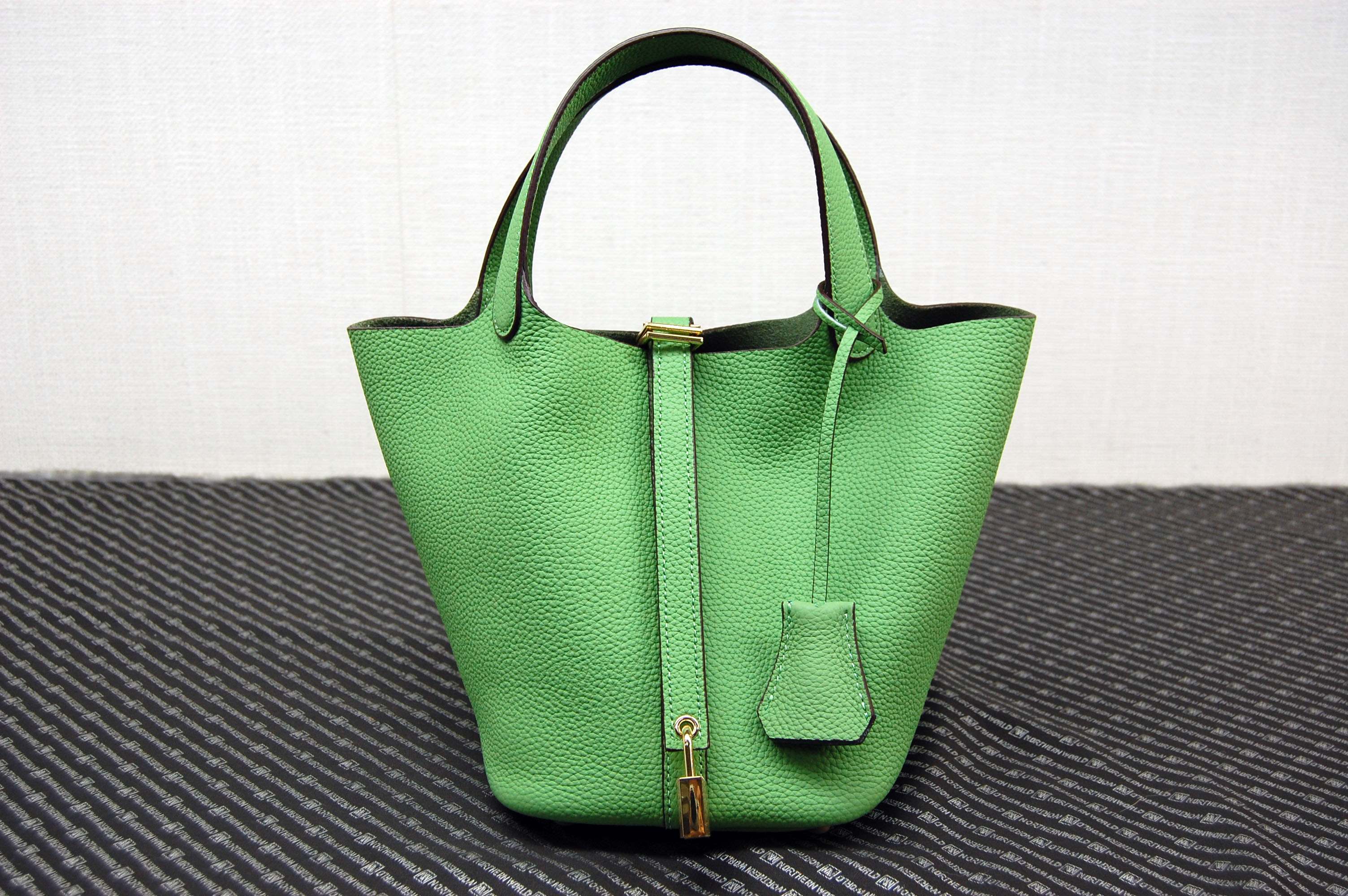 カーフレザー　インナーバッグ付バケットバッグの画像