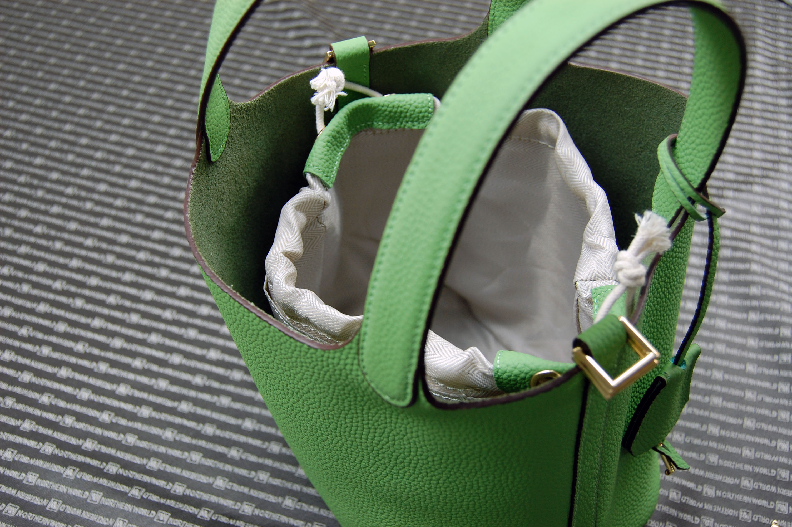 カーフレザー　インナーバッグ付バケットバッグの画像