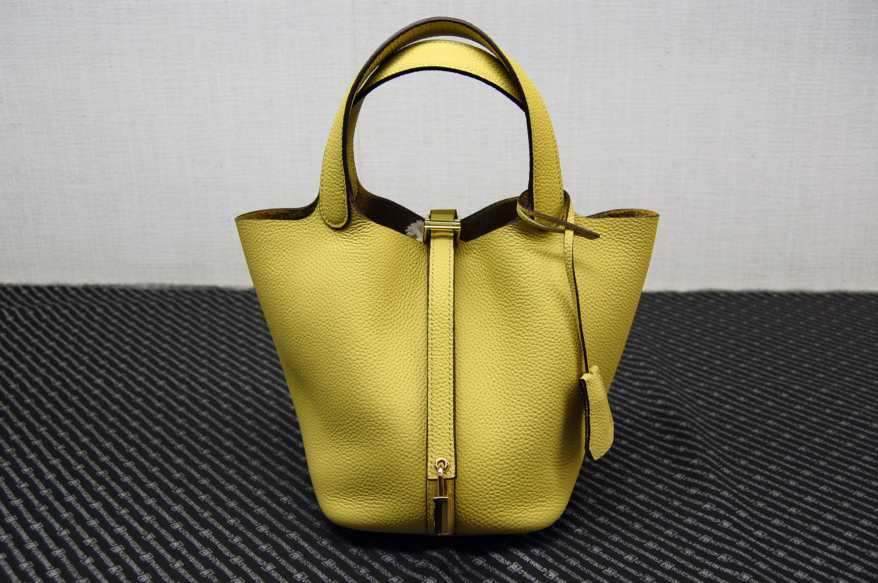 カーフレザー　インナーバッグ付バケットバッグの画像