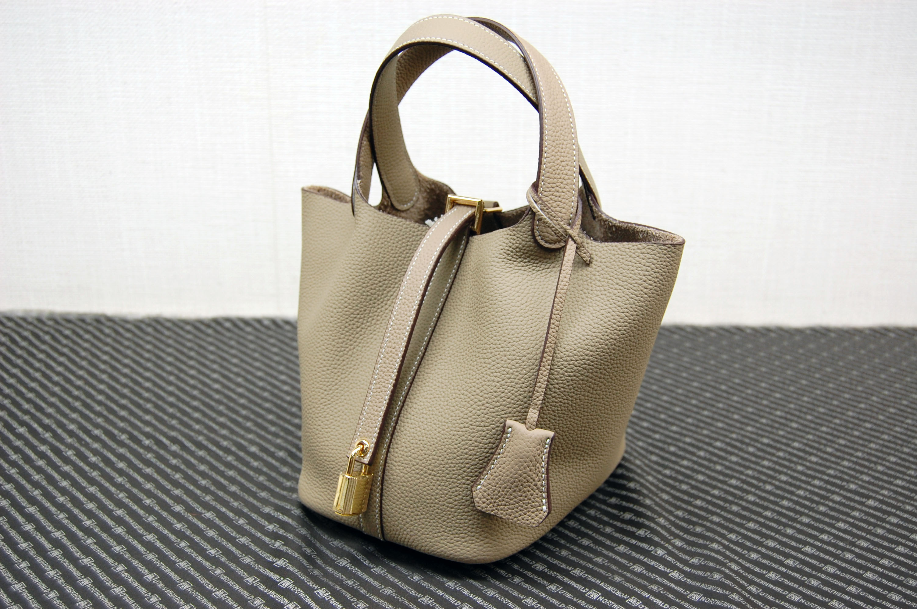 カーフレザー　インナーバッグ付バケットバッグの画像