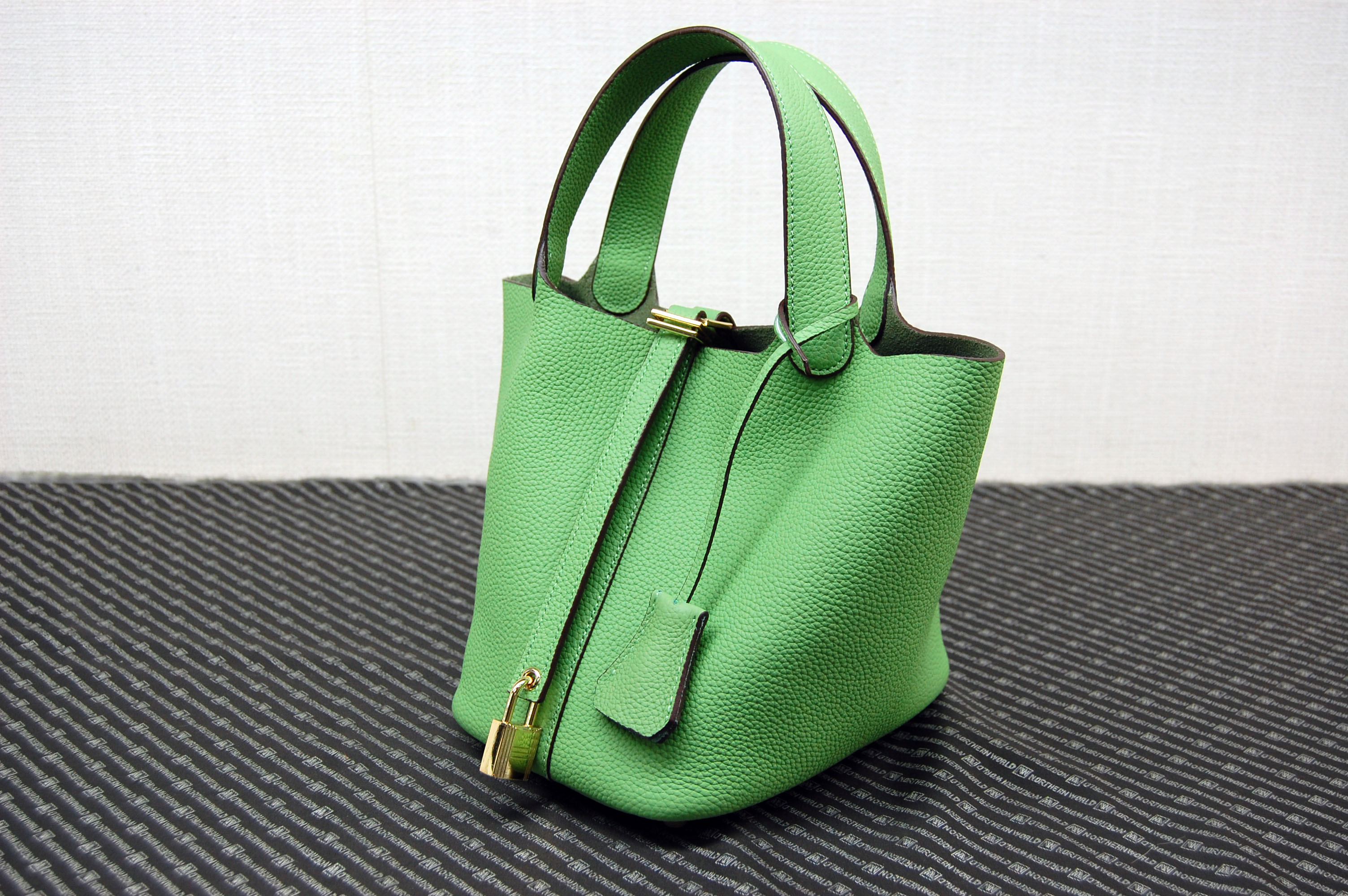 カーフレザー　インナーバッグ付バケットバッグの画像