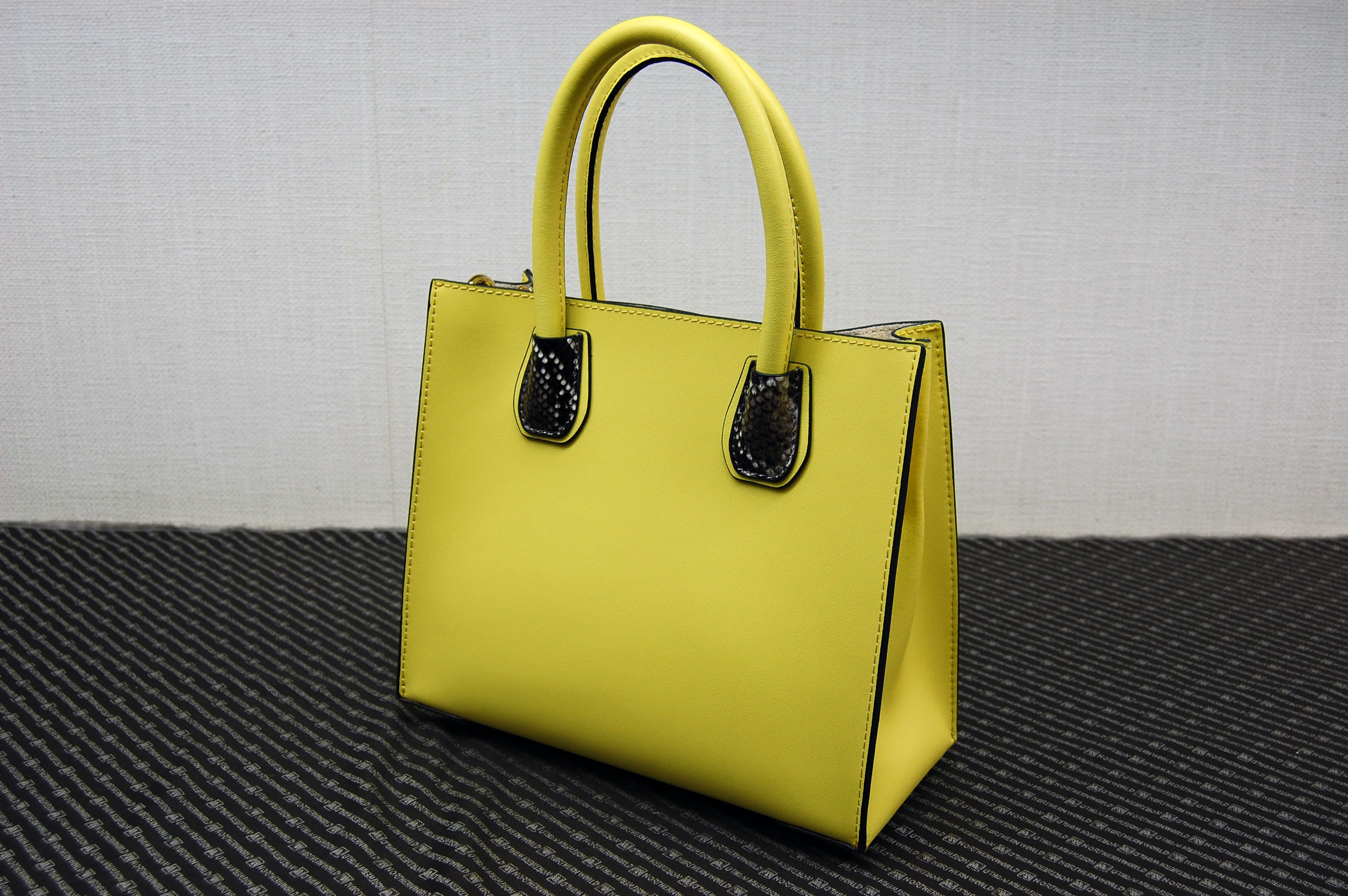 カウレザー　ミニトートバッグの画像